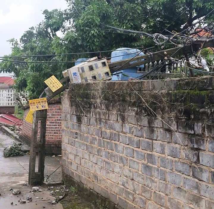 Lốc xoáy quật đổ tường, trụ điện ở Hải Phòng- Ảnh 3.