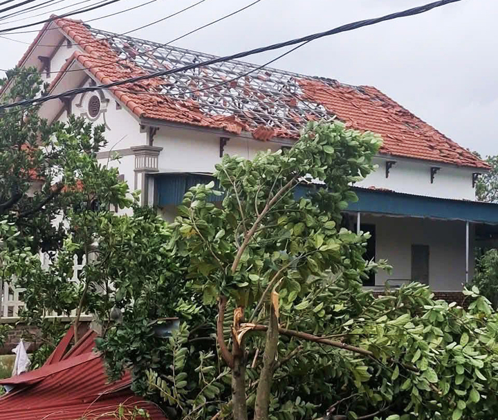 Lốc xoáy quật đổ tường, trụ điện ở Hải Phòng- Ảnh 1.
