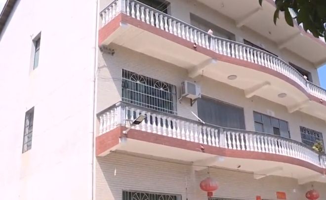 Cha già 92 tuổi cô độc trong căn nhà sắp đổ, 5 con trai ở biệt thự bao quanh, bị chỉ trích chỉ nói: "Không phải việc của tôi"- Ảnh 2.