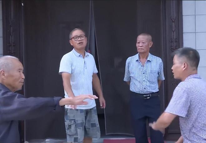 Cha già 92 tuổi cô độc trong căn nhà sắp đổ, 5 con trai ở biệt thự bao quanh, bị chỉ trích chỉ nói: "Không phải việc của tôi"- Ảnh 5.