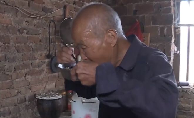 Cha già 92 tuổi cô độc trong căn nhà sắp đổ, 5 con trai ở biệt thự bao quanh, bị chỉ trích chỉ nói: "Không phải việc của tôi"- Ảnh 4.