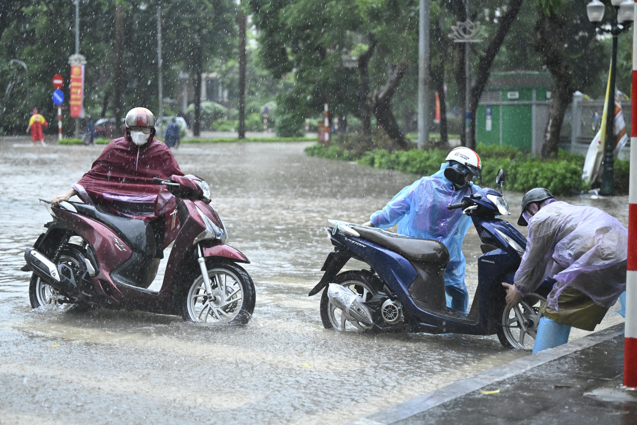 Toàn cảnh Hà Nội trong ngày có hơn 200 điểm ngập, hàng chục tuyến đường tê liệt- Ảnh 100.