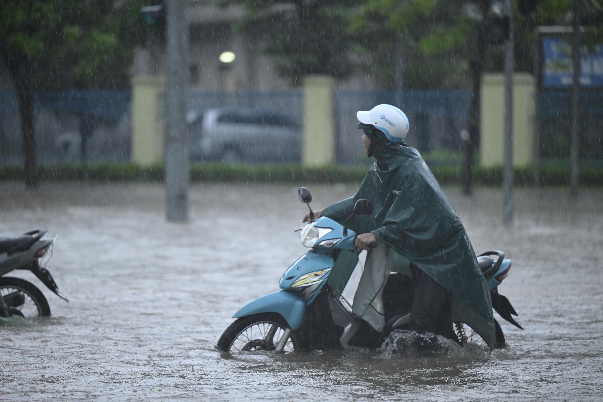 Toàn cảnh Hà Nội trong ngày có hơn 200 điểm ngập, hàng chục tuyến đường tê liệt- Ảnh 99.
