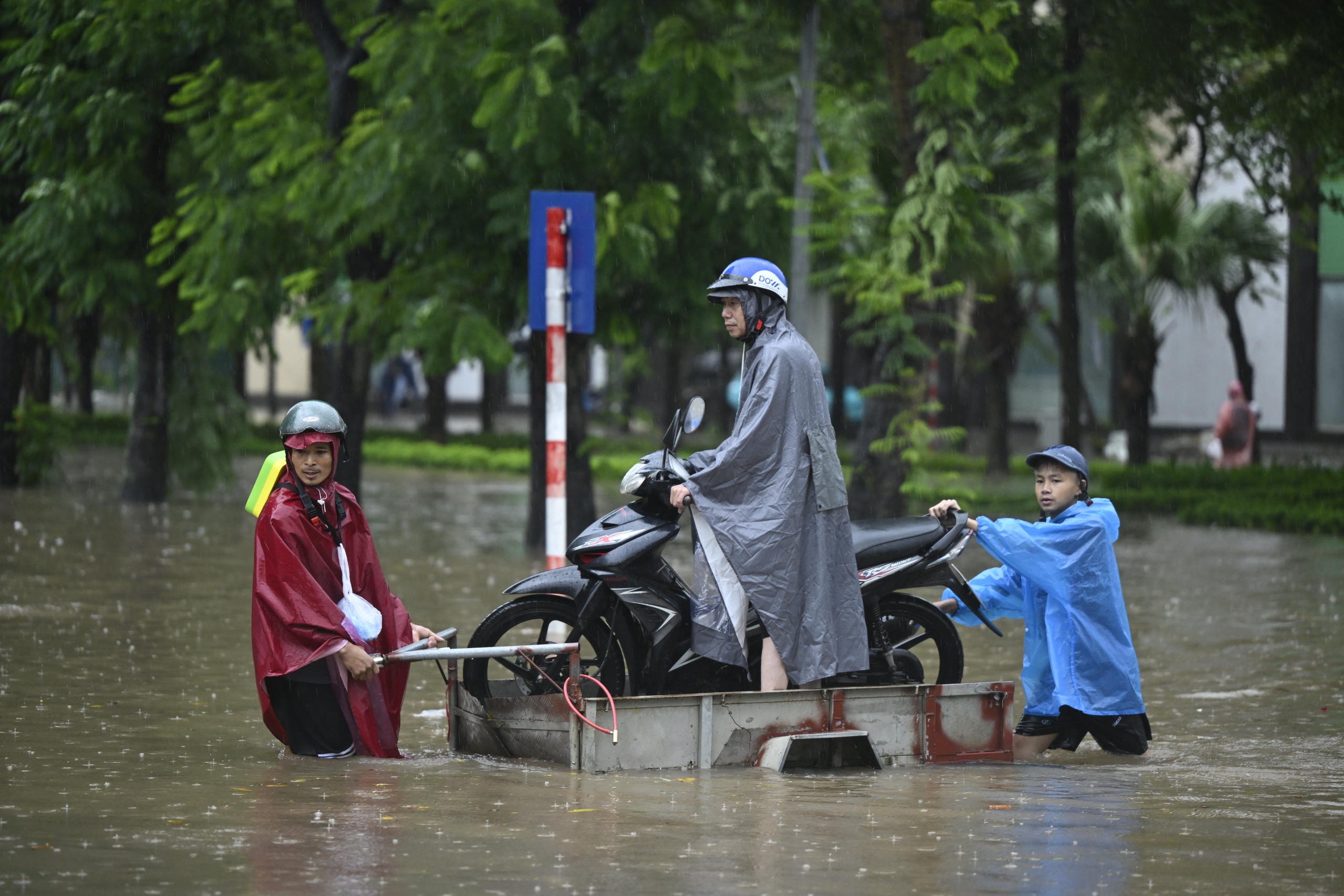 Toàn cảnh Hà Nội trong ngày có hơn 200 điểm ngập, hàng chục tuyến đường tê liệt- Ảnh 92.
