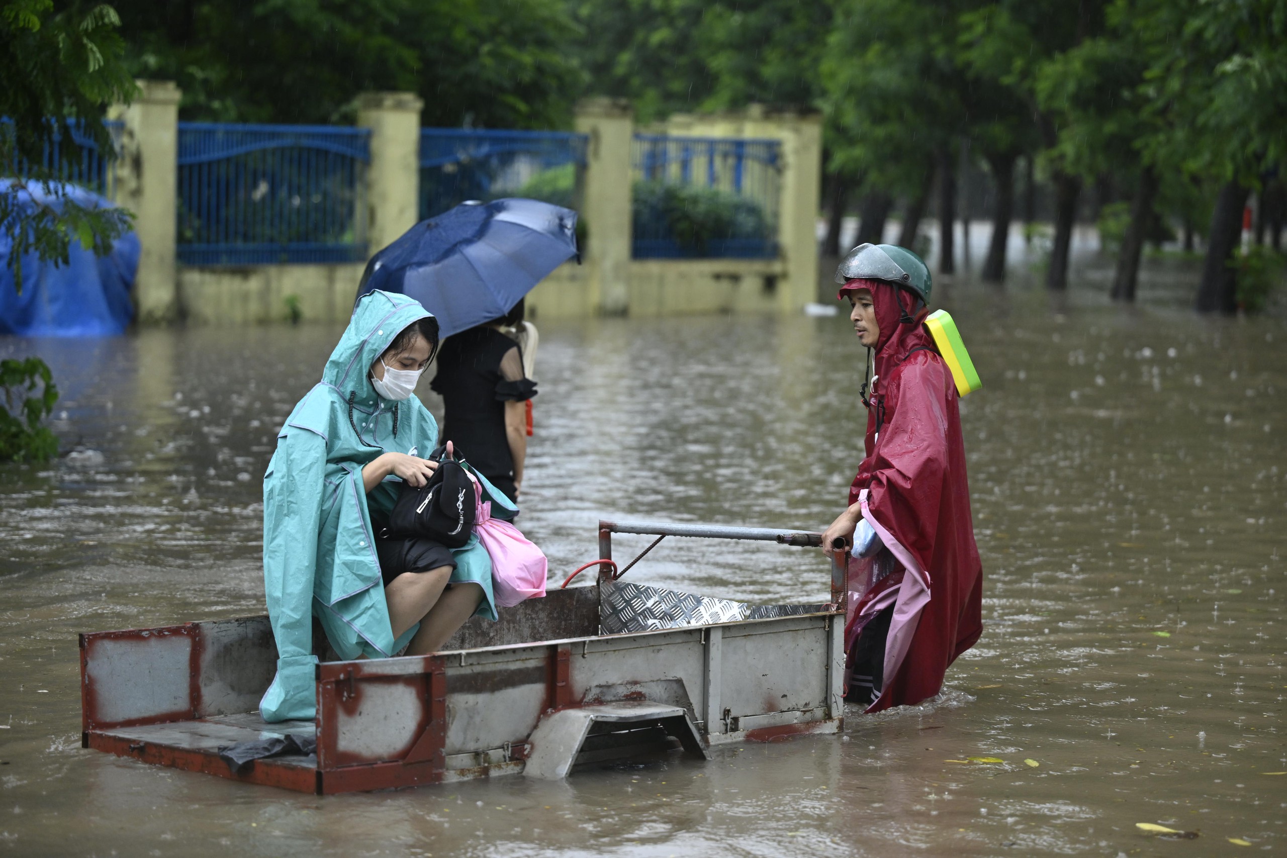 Toàn cảnh Hà Nội trong ngày có hơn 200 điểm ngập, hàng chục tuyến đường tê liệt- Ảnh 93.