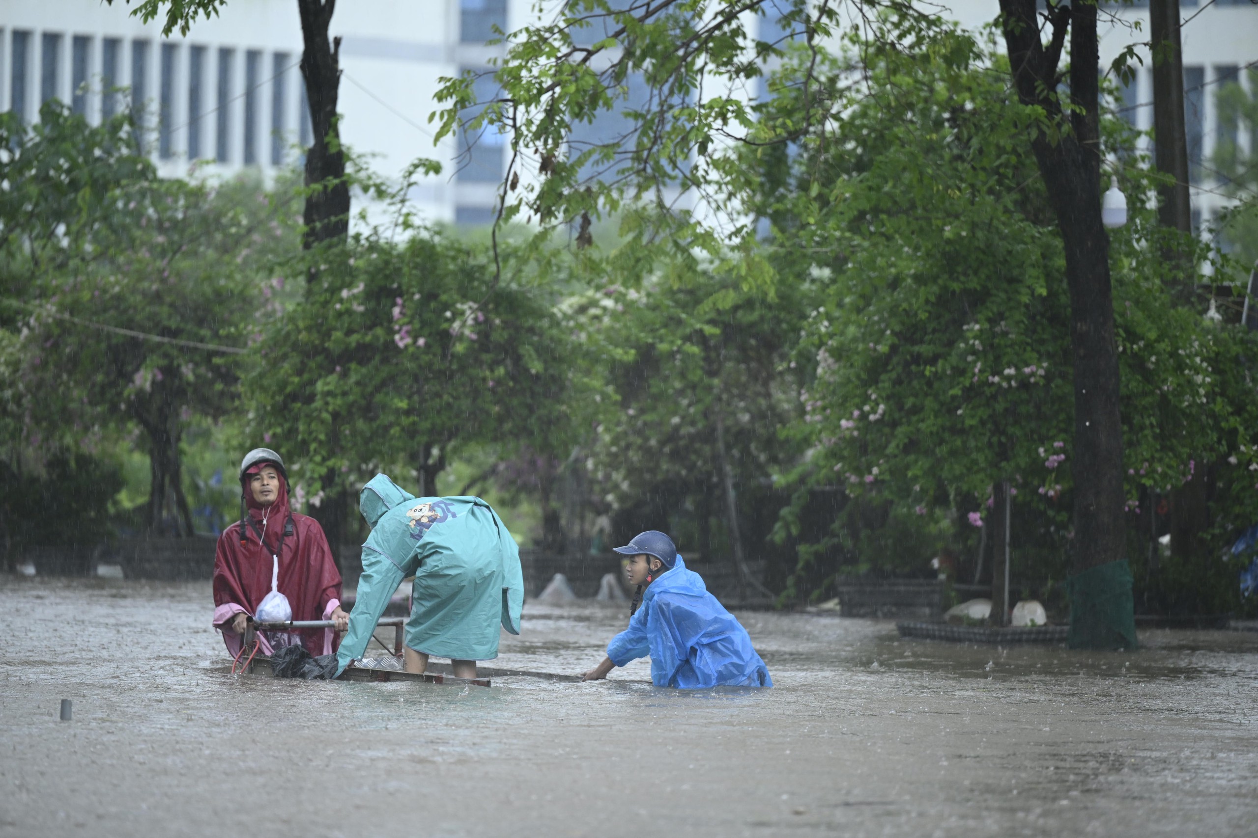 Toàn cảnh Hà Nội trong ngày có hơn 200 điểm ngập, hàng chục tuyến đường tê liệt- Ảnh 91.