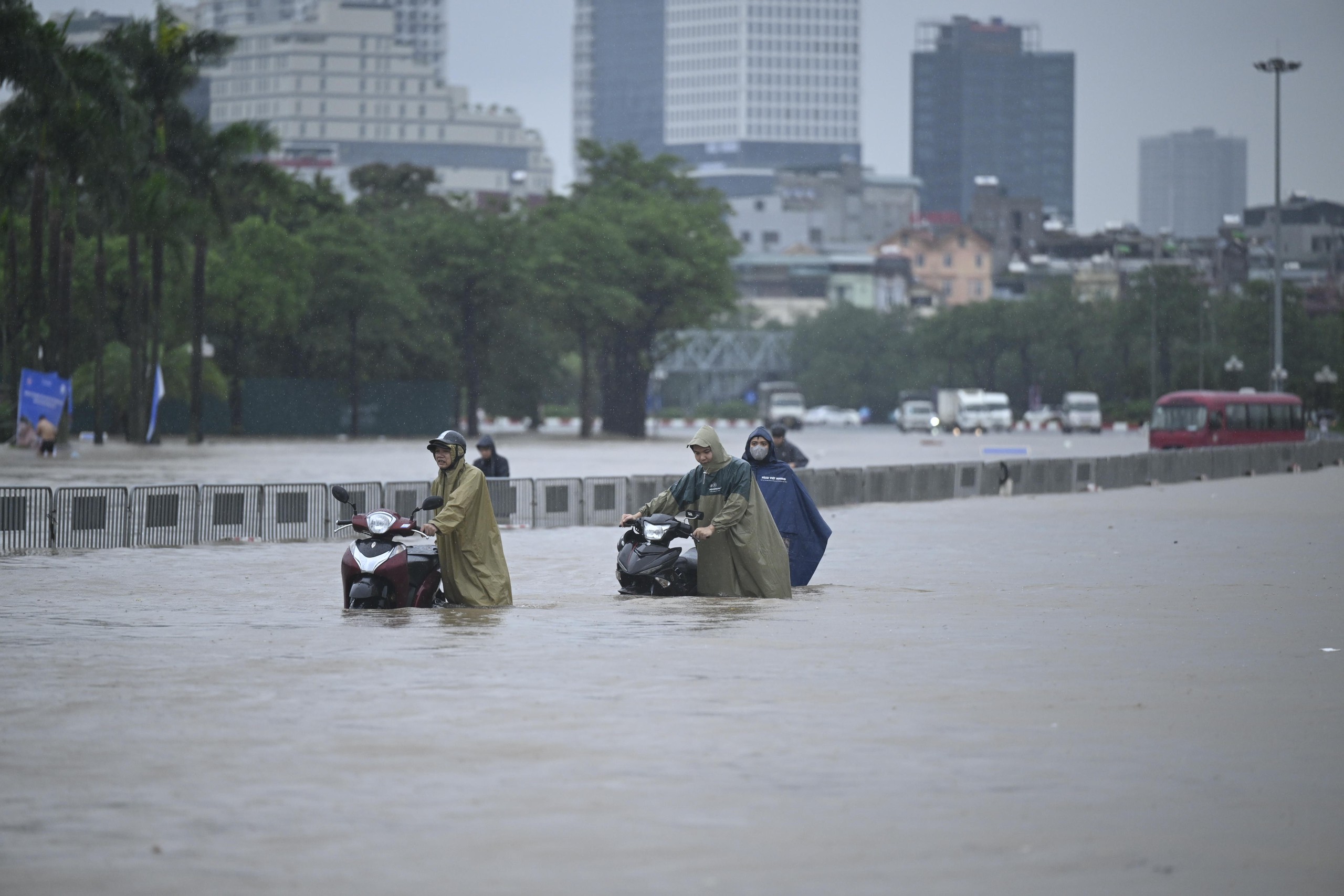 Toàn cảnh Hà Nội trong ngày có hơn 200 điểm ngập, hàng chục tuyến đường tê liệt- Ảnh 79.