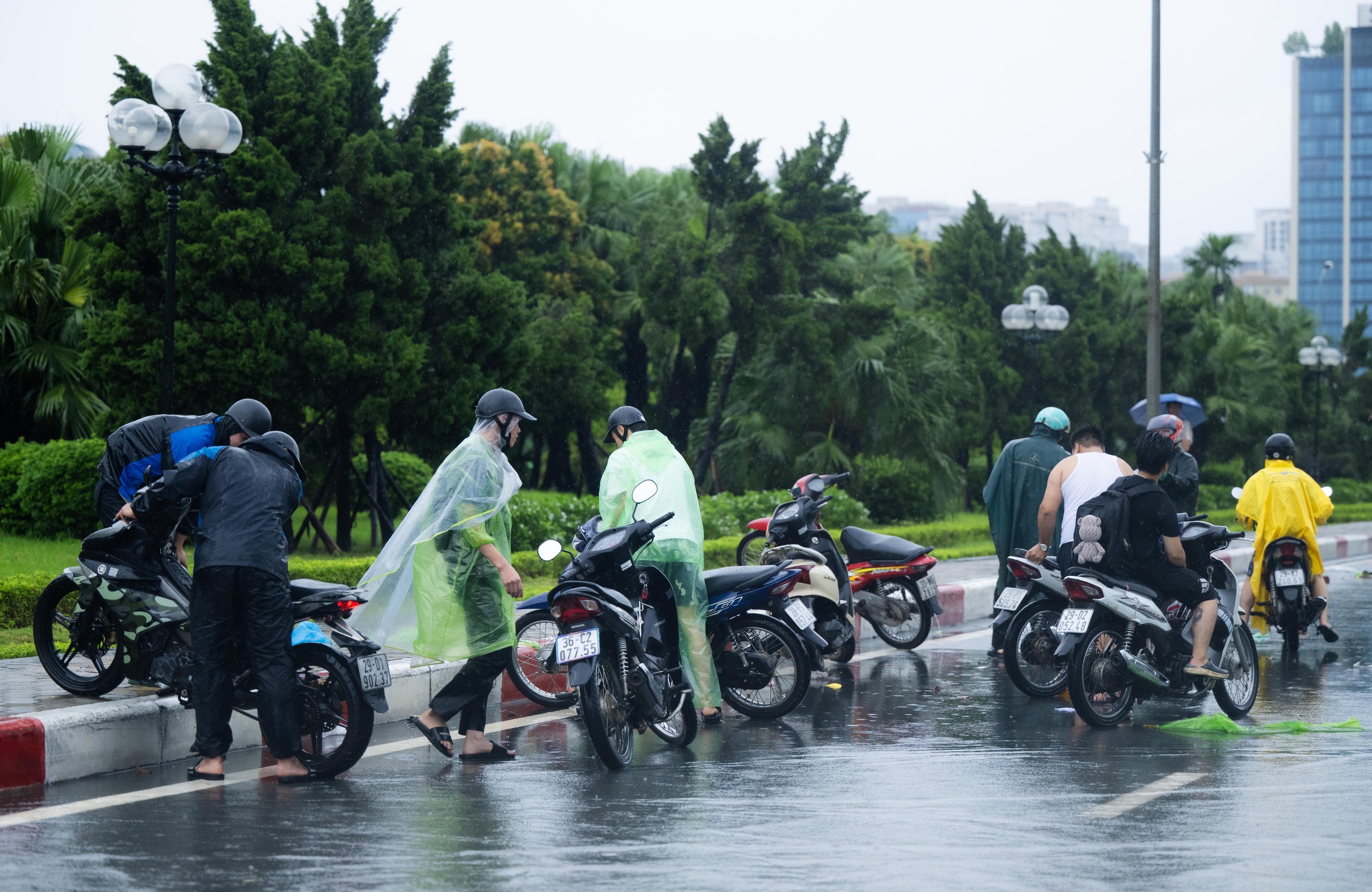 Toàn cảnh Hà Nội trong ngày có hơn 200 điểm ngập, hàng chục tuyến đường tê liệt- Ảnh 24.
