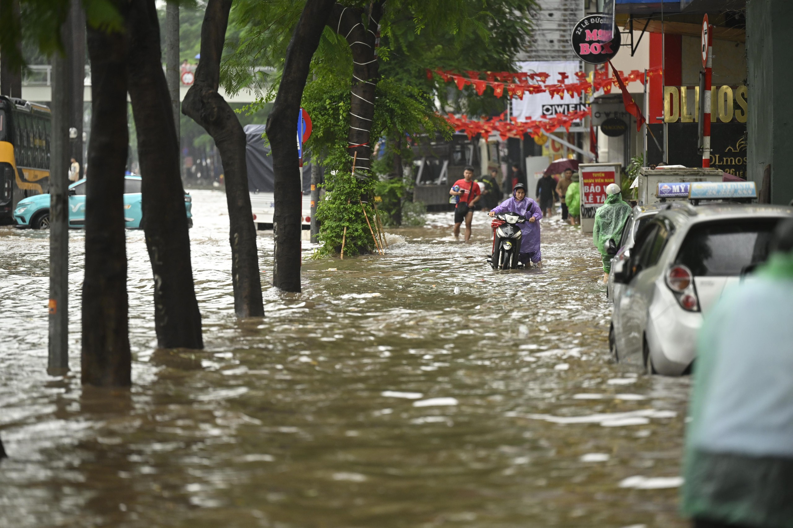 Toàn cảnh Hà Nội trong ngày có hơn 200 điểm ngập, hàng chục tuyến đường tê liệt- Ảnh 64.