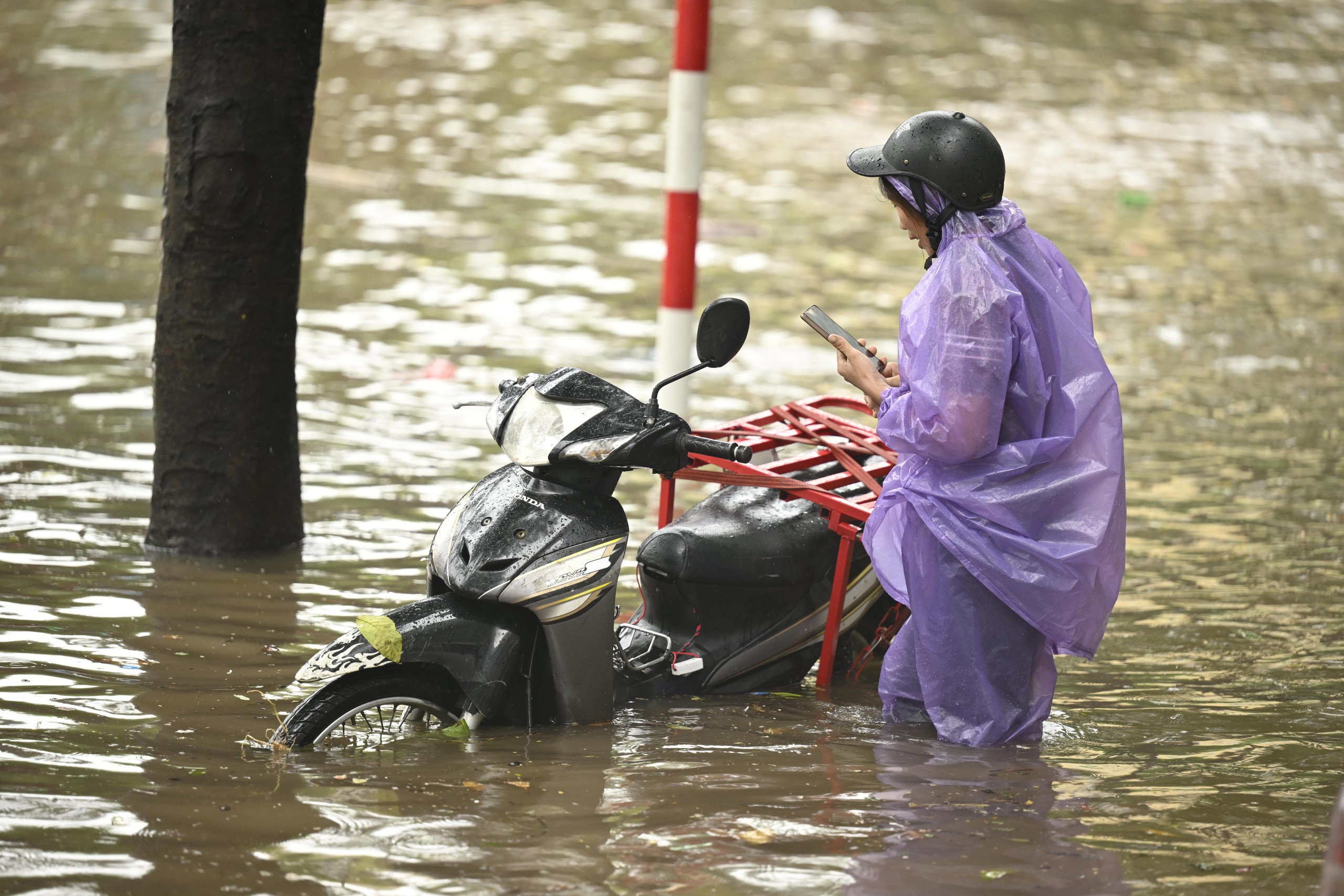 Toàn cảnh Hà Nội trong ngày có hơn 200 điểm ngập, hàng chục tuyến đường tê liệt- Ảnh 63.