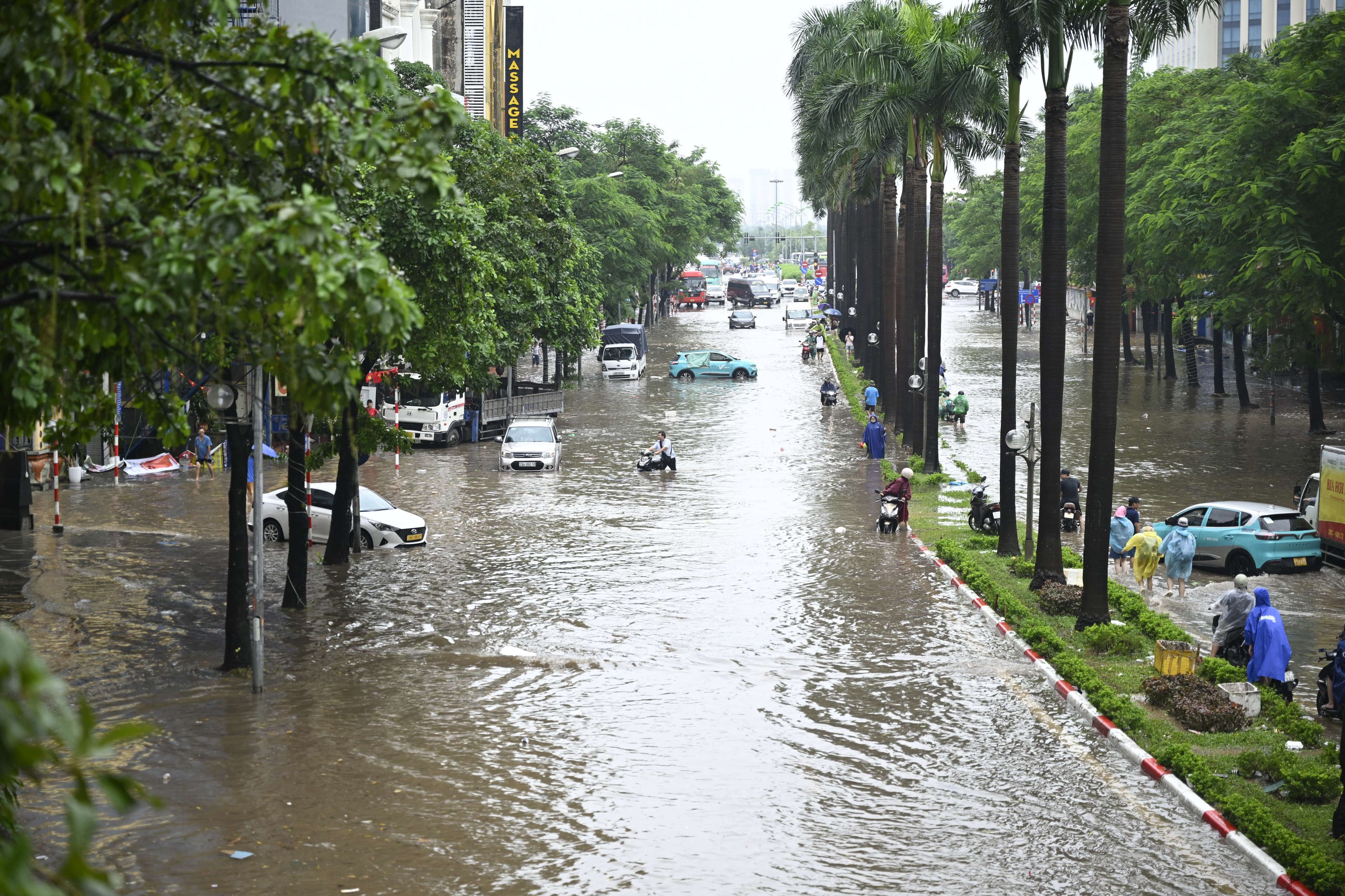 Toàn cảnh Hà Nội trong ngày có hơn 200 điểm ngập, hàng chục tuyến đường tê liệt- Ảnh 58.