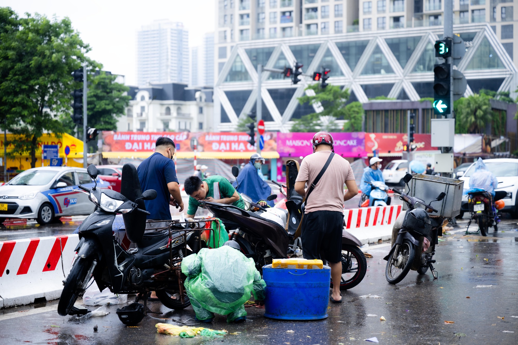 Nhiều người Hà Nội hôm nay ra đường là mất... ngày lương!- Ảnh 3.