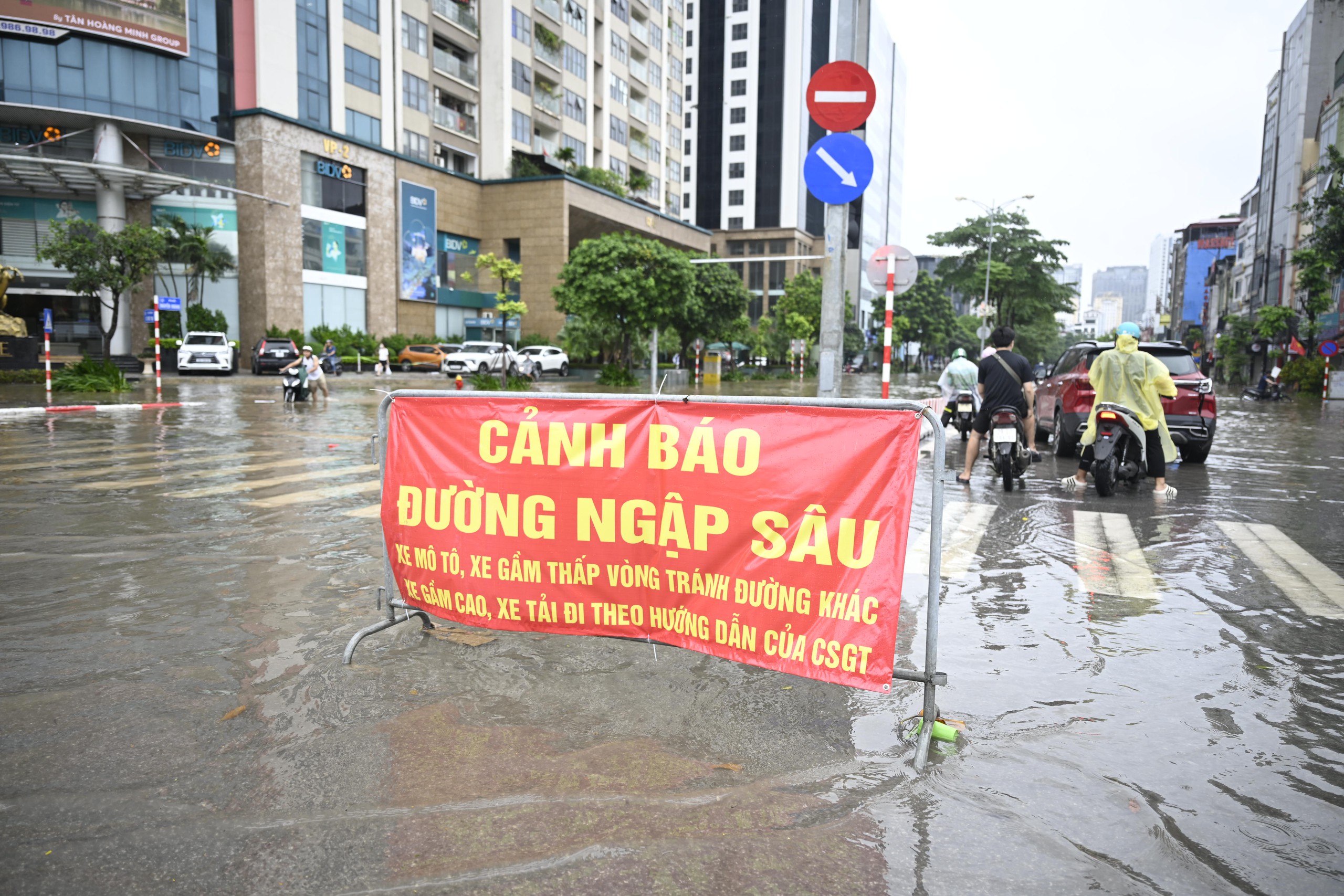 Toàn cảnh Hà Nội trong ngày có hơn 200 điểm ngập, hàng chục tuyến đường tê liệt- Ảnh 49.