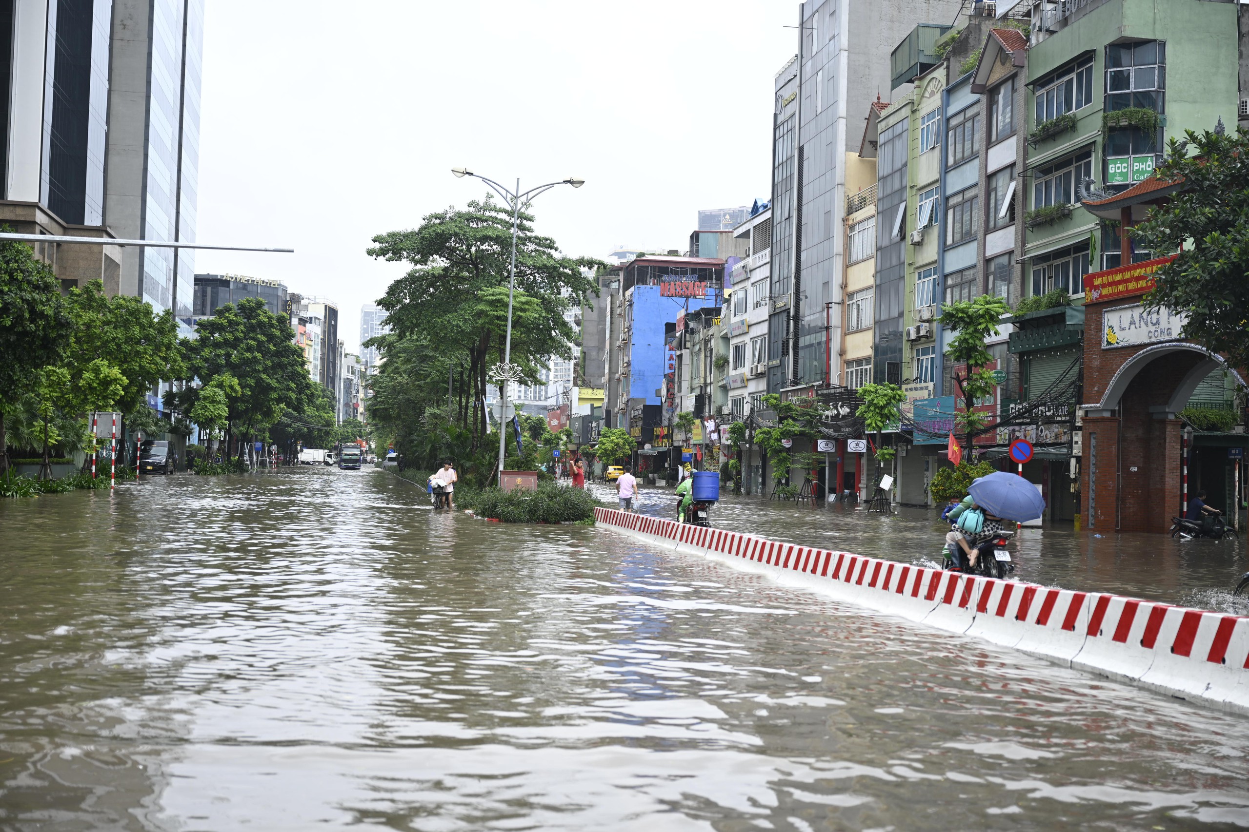 Toàn cảnh Hà Nội trong ngày có hơn 200 điểm ngập, hàng chục tuyến đường tê liệt- Ảnh 46.