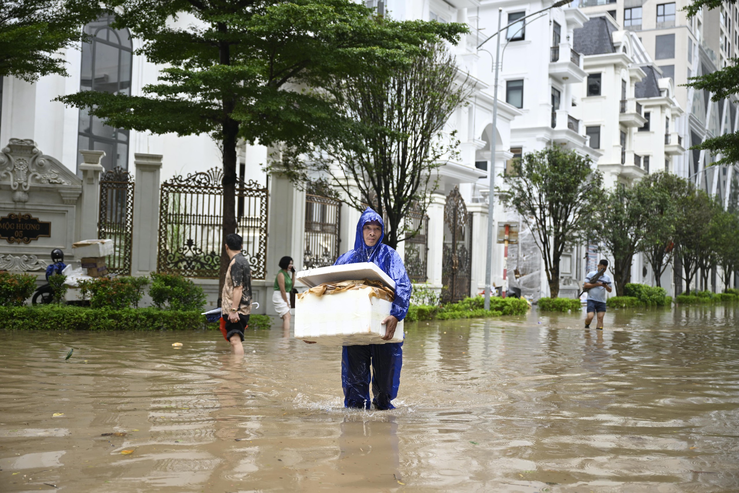 Toàn cảnh Hà Nội trong ngày có hơn 200 điểm ngập, hàng chục tuyến đường tê liệt- Ảnh 47.