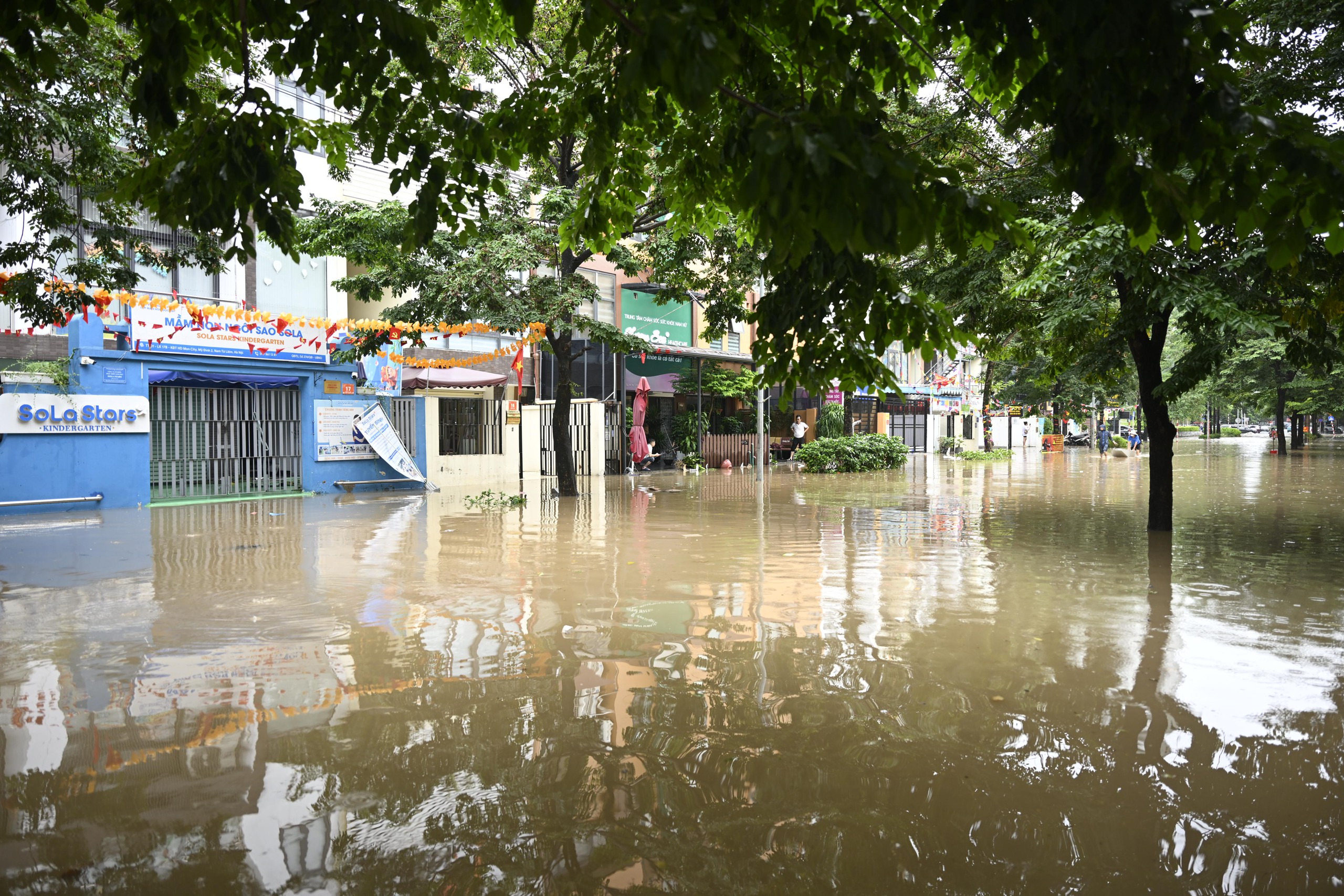 Toàn cảnh Hà Nội trong ngày có hơn 200 điểm ngập, hàng chục tuyến đường tê liệt- Ảnh 52.