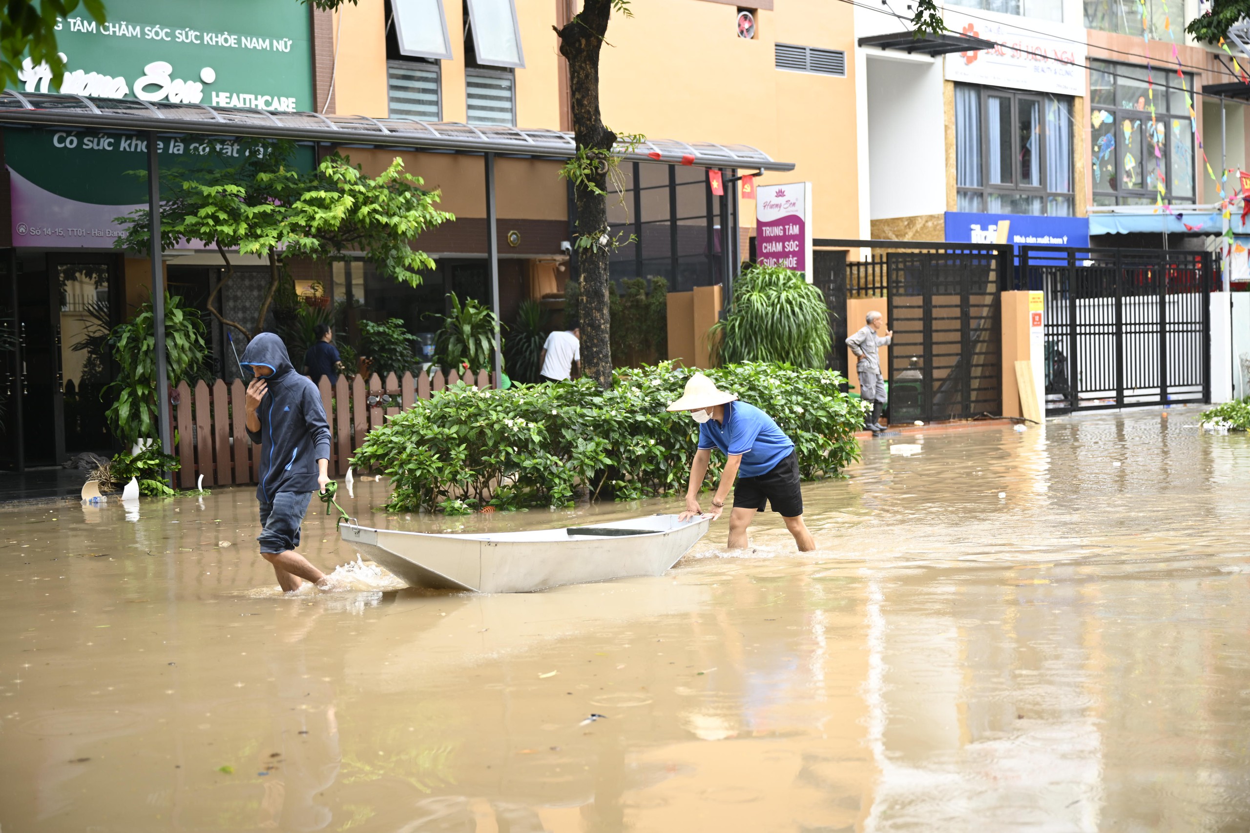 Toàn cảnh Hà Nội trong ngày có hơn 200 điểm ngập, hàng chục tuyến đường tê liệt- Ảnh 50.