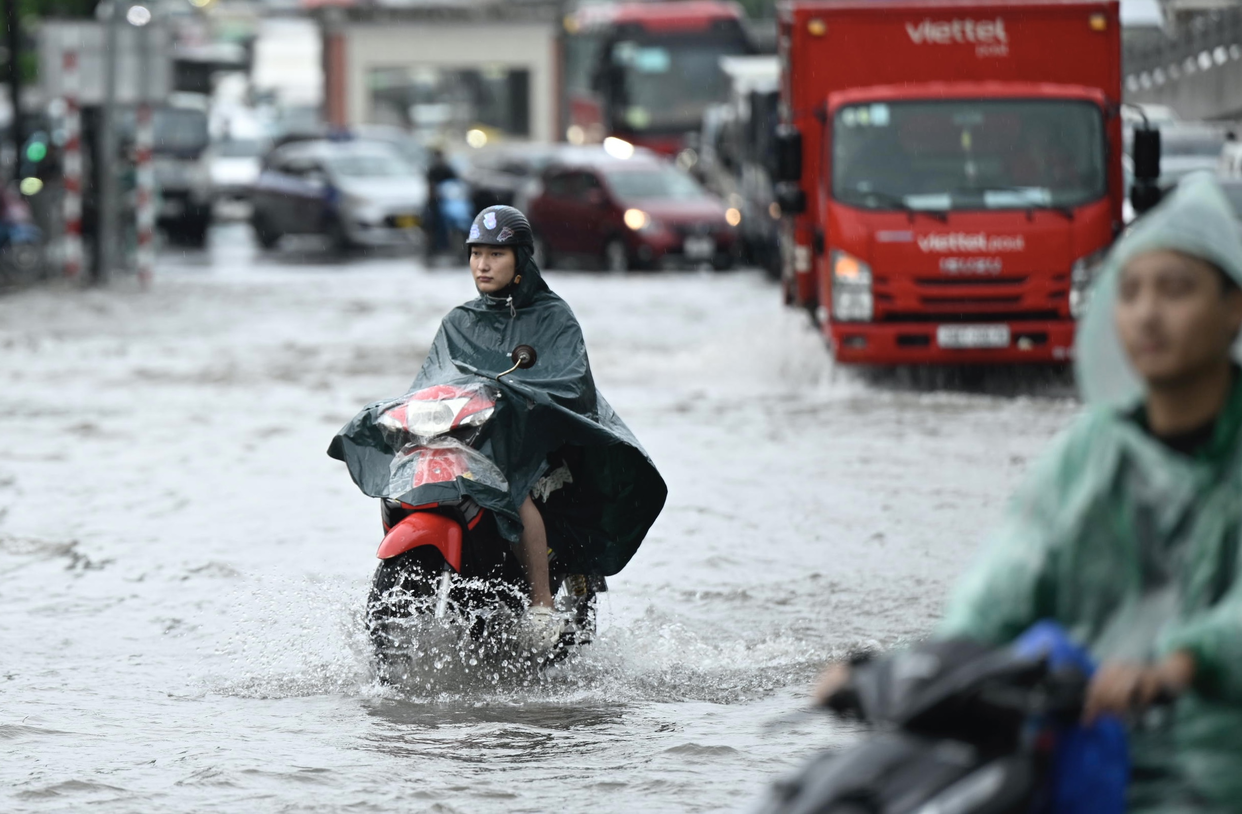 Toàn cảnh Hà Nội trong ngày có hơn 200 điểm ngập, hàng chục tuyến đường tê liệt- Ảnh 32.