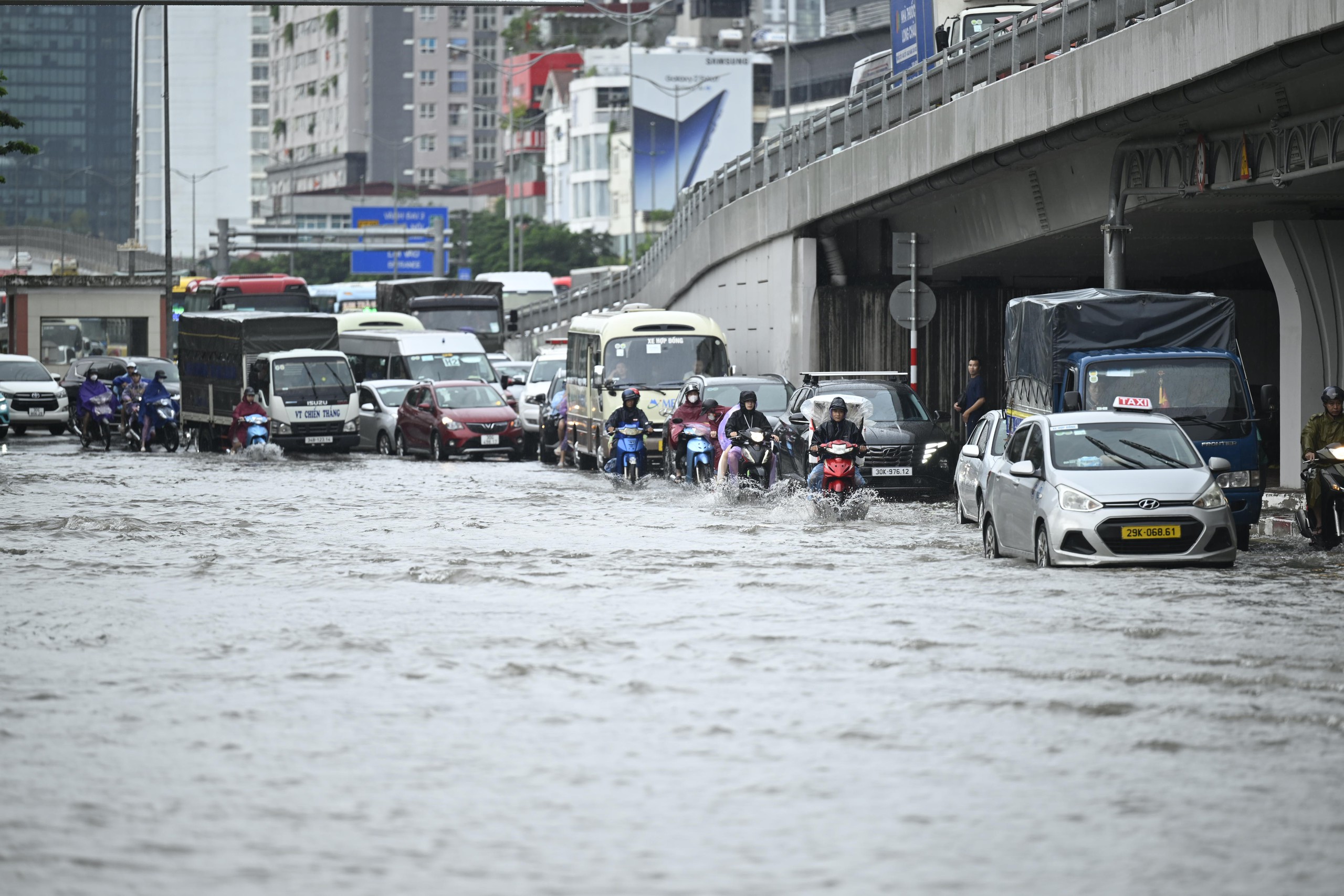 Toàn cảnh Hà Nội trong ngày có hơn 200 điểm ngập, hàng chục tuyến đường tê liệt- Ảnh 31.