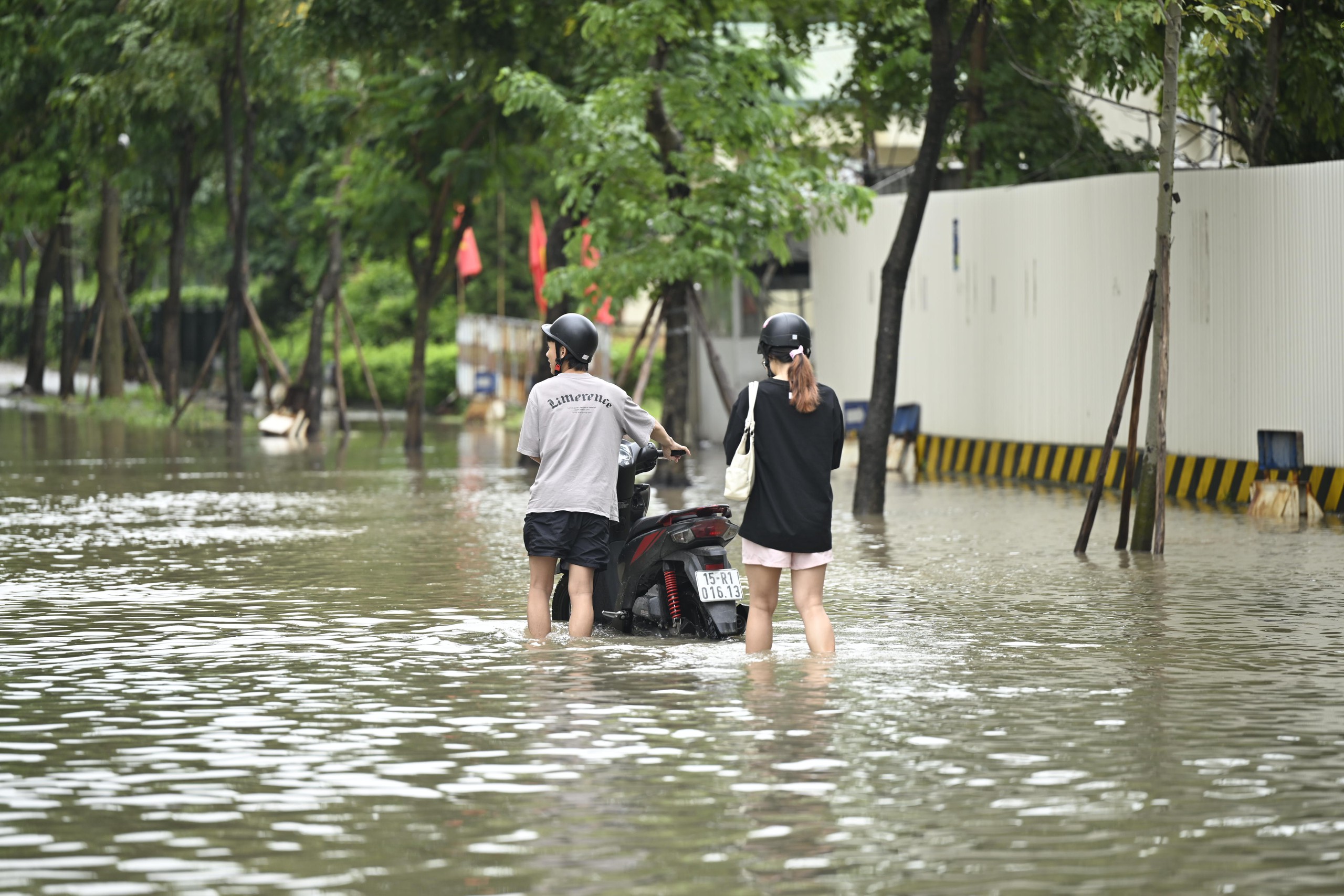 Toàn cảnh Hà Nội trong ngày có hơn 200 điểm ngập, hàng chục tuyến đường tê liệt- Ảnh 17.