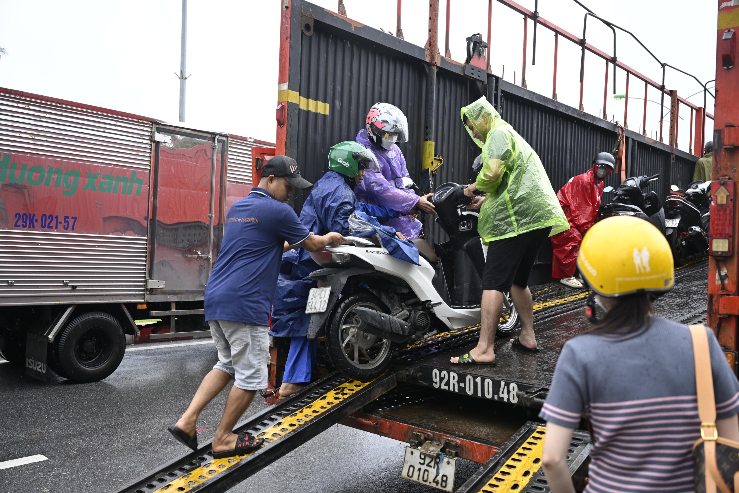 Toàn cảnh Hà Nội trong ngày có hơn 200 điểm ngập, hàng chục tuyến đường tê liệt- Ảnh 13.