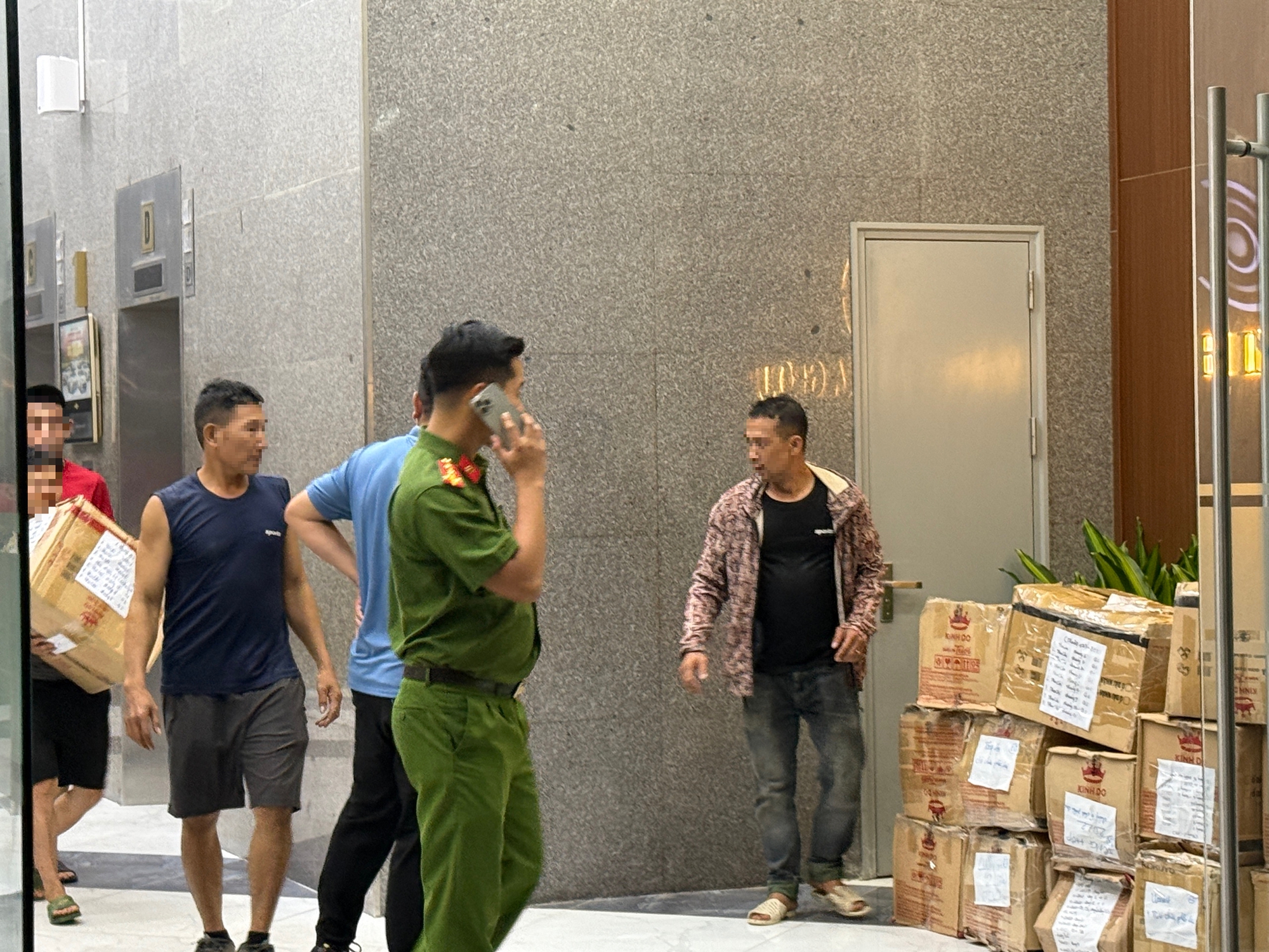 VIDEO: Công an đưa hàng chục thùng carton khỏi toà nhà có trụ sở công ty của Shark Bình- Ảnh 2. VIDEO: Công an đưa hàng chục thùng carton khỏi toà nhà có trụ sở công ty của Shark Bình- Ảnh 2.