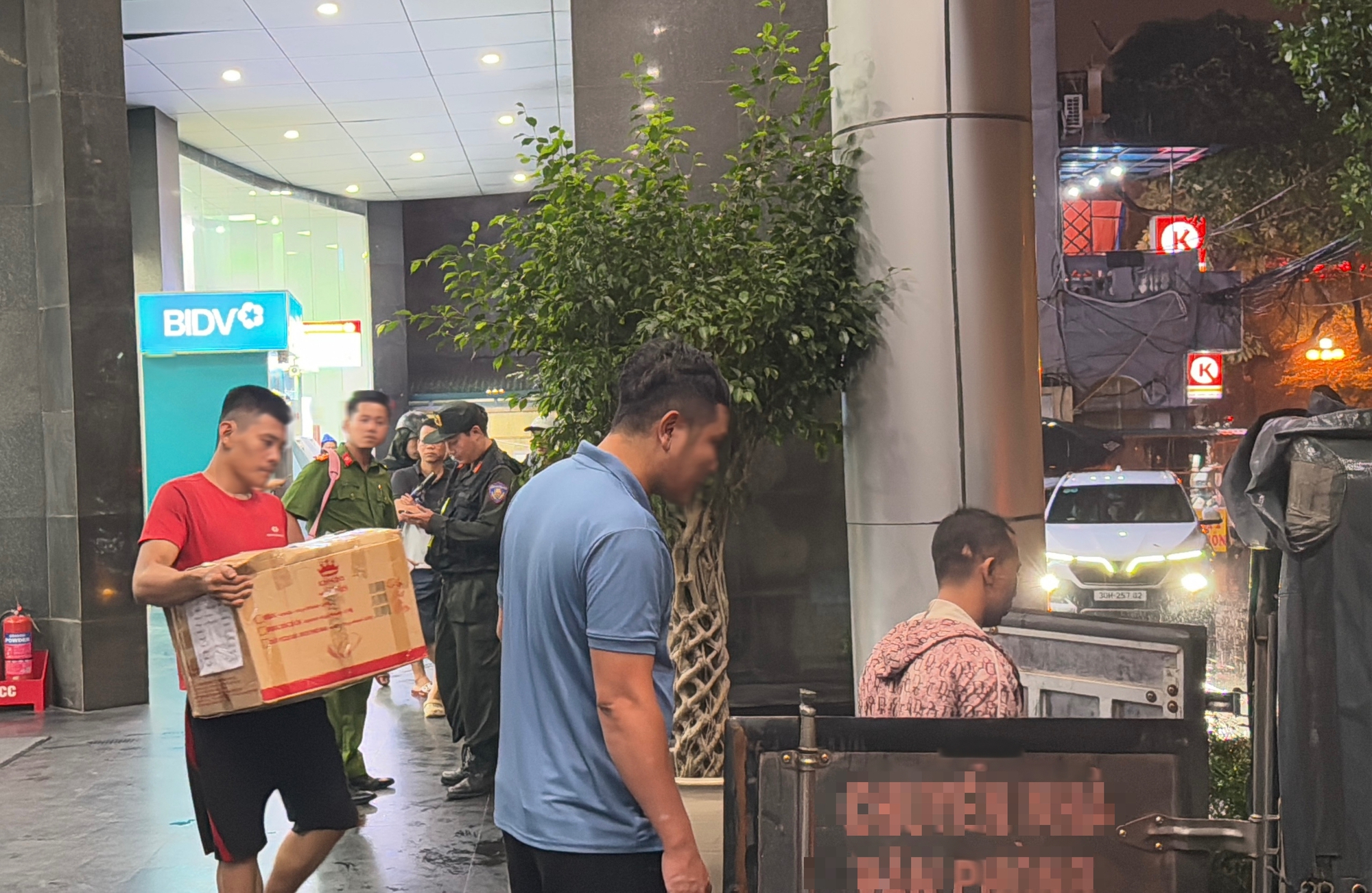 VIDEO: Công an đưa hàng chục thùng carton khỏi toà nhà có trụ sở công ty của Shark Bình- Ảnh 3. VIDEO: Công an đưa hàng chục thùng carton khỏi toà nhà có trụ sở công ty của Shark Bình- Ảnh 3.