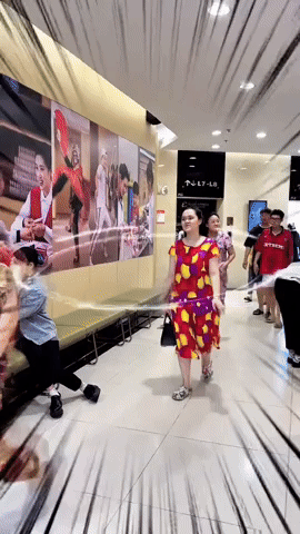 Vợ Duy Mạnh mặc đồ như 