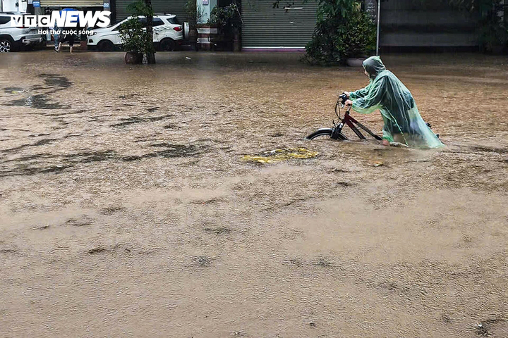 Vì sao chỉ trong 1 tuần Hà Nội 2 lần gặp mưa lớn khủng khiếp gây ngập diện rộng?- Ảnh 1.