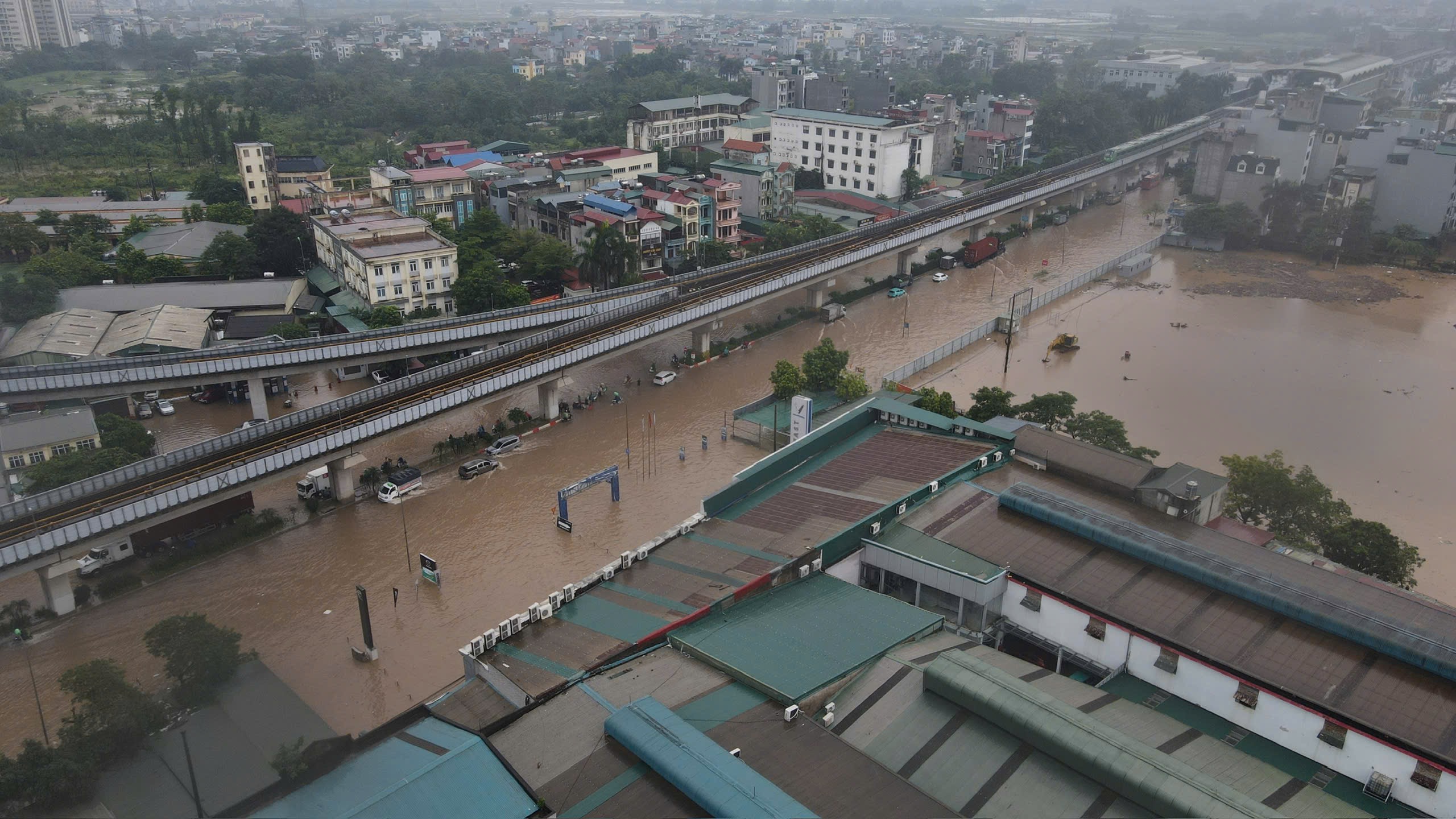 Toàn cảnh Hà Nội trong ngày có hơn 200 điểm ngập, hàng chục tuyến đường tê liệt- Ảnh 35.