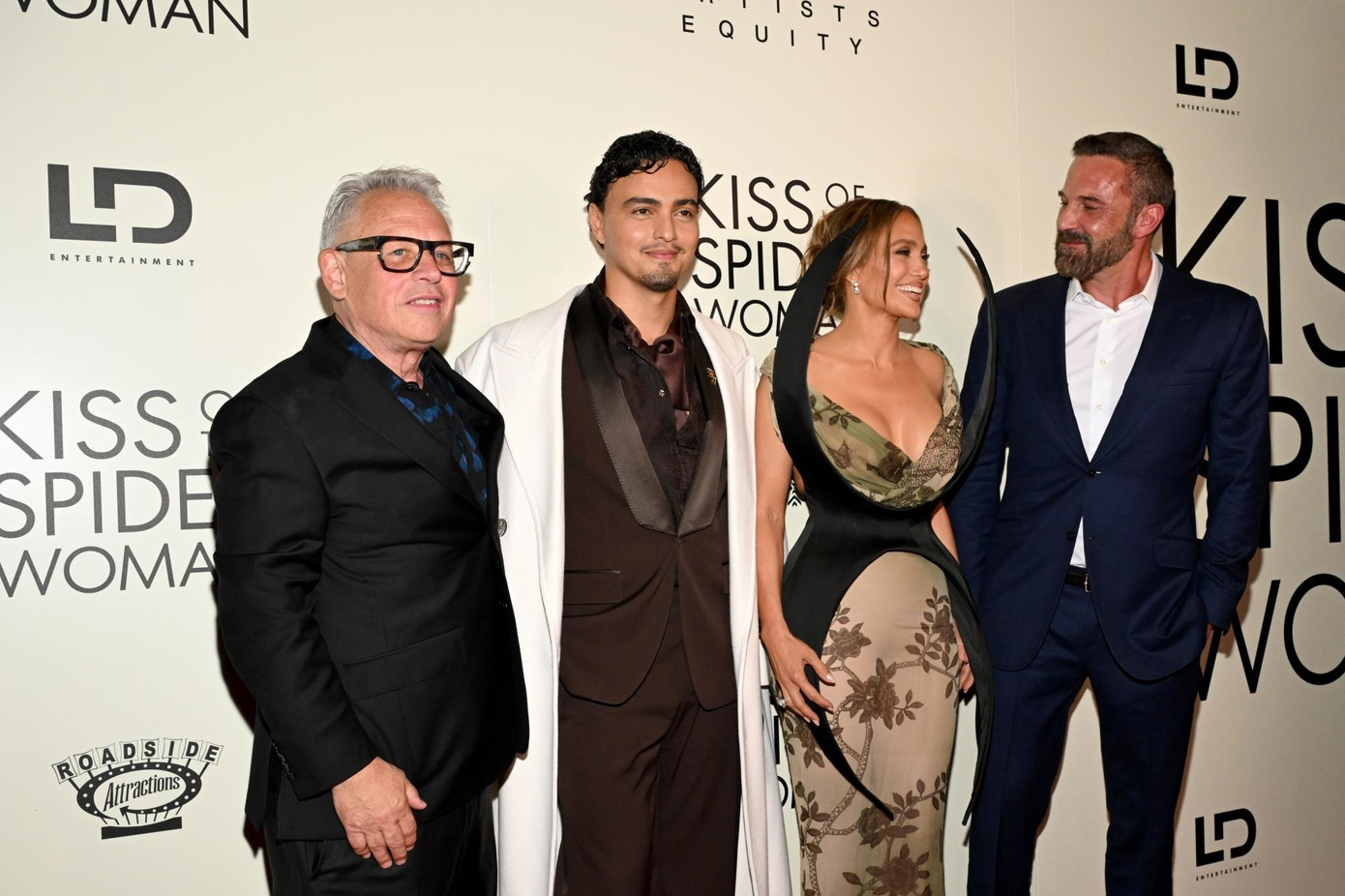 Jennifer Lopez tình tứ bên Ben Affleck- Ảnh 1.