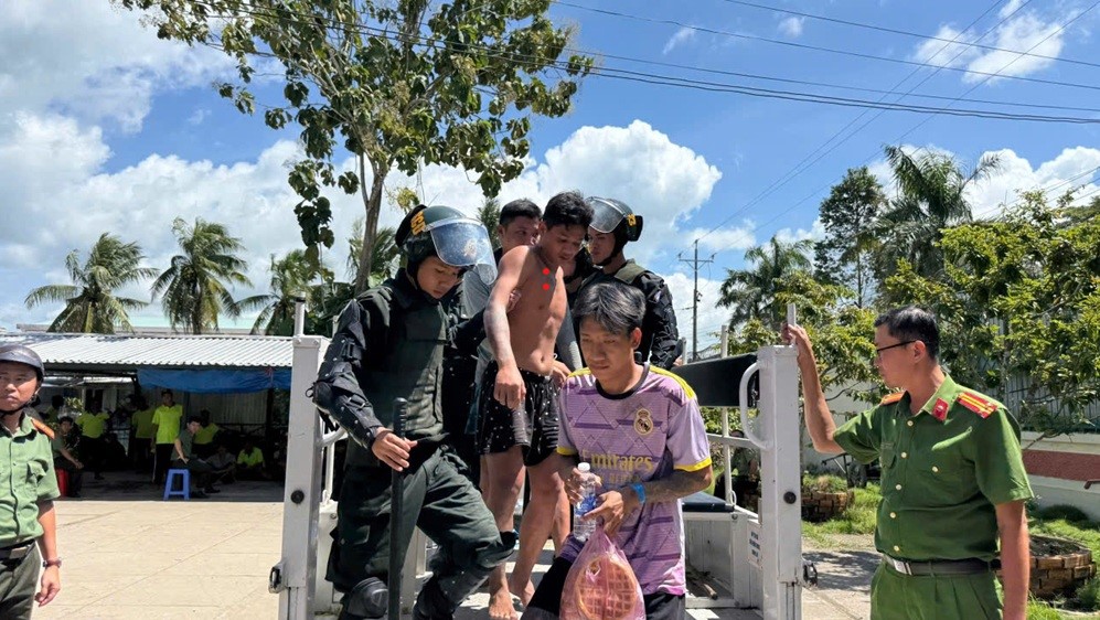 Tạm giữ 9 kẻ cầm đầu vụ hơn 300 học viên phá rào trốn khỏi cơ sở cai nghiện ở An Giang- Ảnh 1.