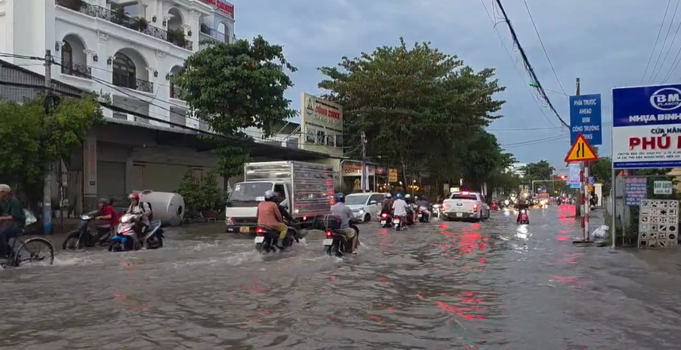 Triều cường lên cao, nhà dân ở Cần Thơ ngập ngang bụng- Ảnh 1.