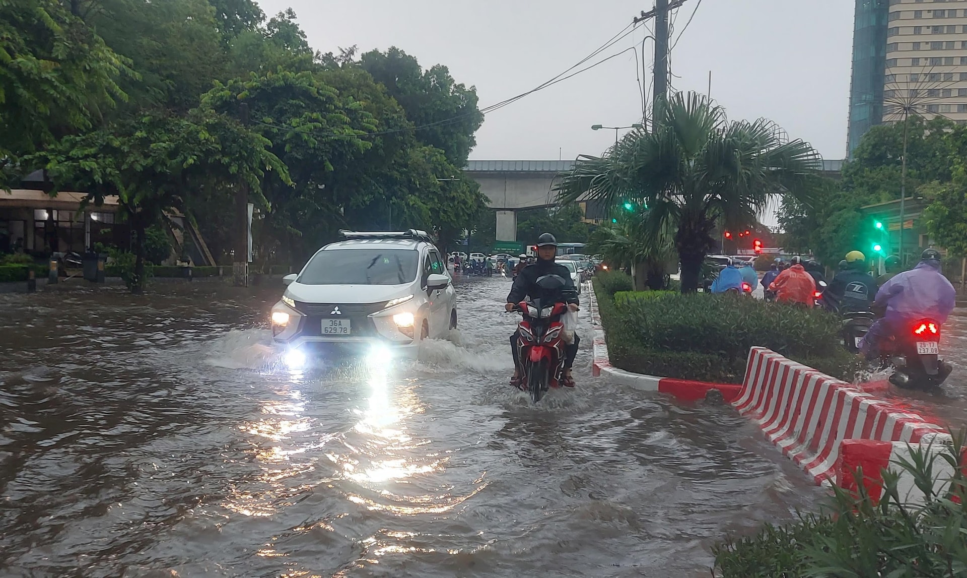 Nóng: Hà Nội xảy ra mưa dông ở nhiều nơi, cảnh báo ngập ở hàng loạt tuyến phố- Ảnh 1.