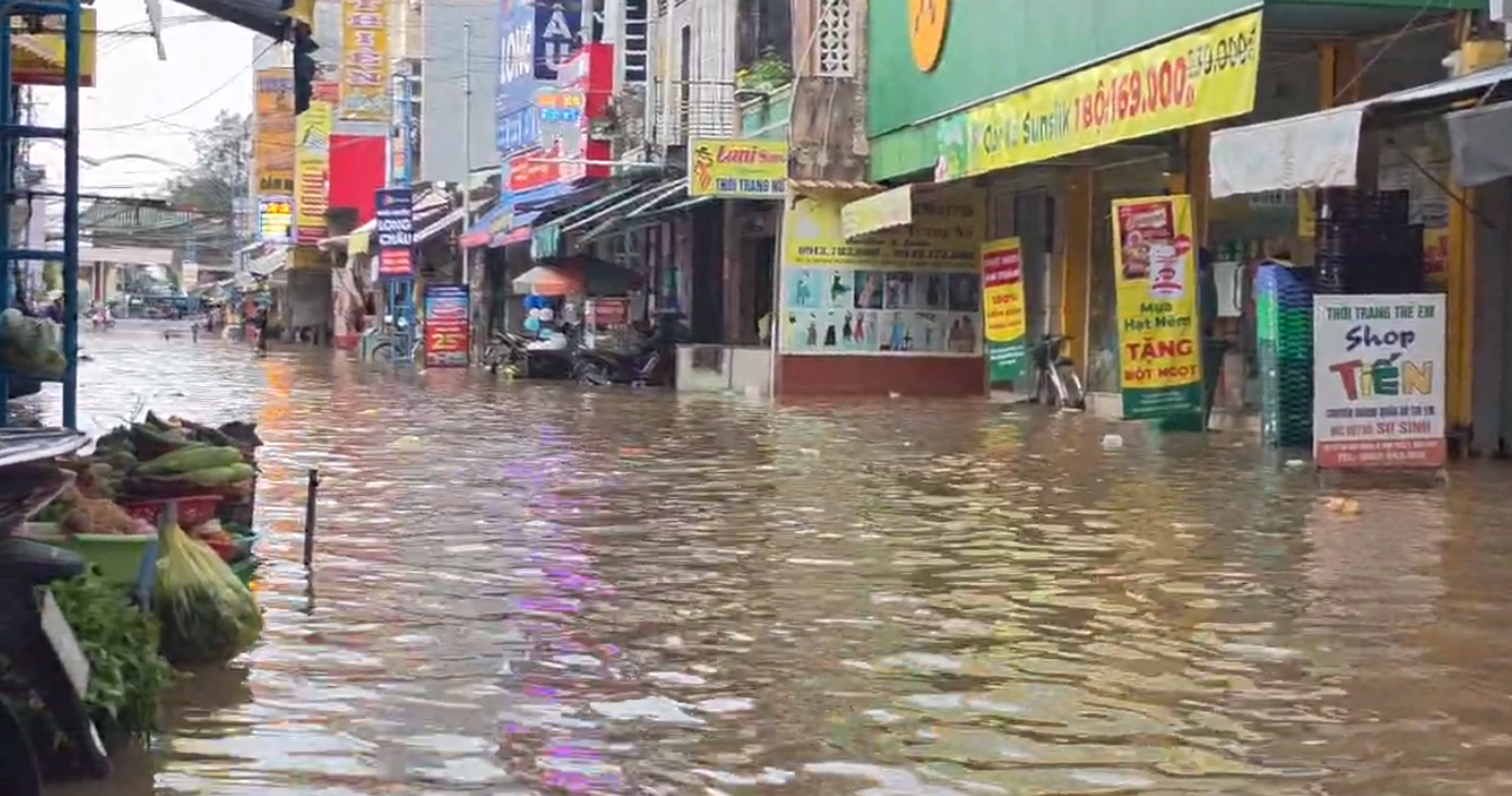 Triều cường lên cao, nhà dân ở Cần Thơ ngập ngang bụng- Ảnh 6.