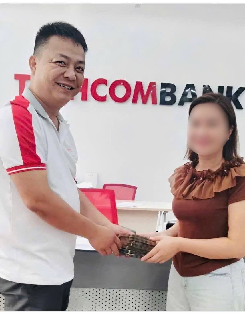 Người phụ nữ giao dịch 3,2 tỷ đồng với một tài khoản Techcombank: Công an lập tức vào cuộc xác minh mục đích chuyển khoản- Ảnh 1.