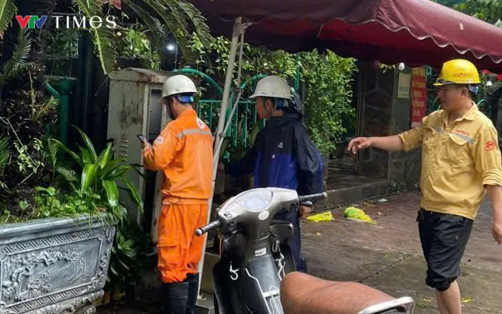 Nhiều người bị ngã khuỵ khi đi qua điểm ngập Tú Mỡ - Phạm Hùng, nghi do dò điện.