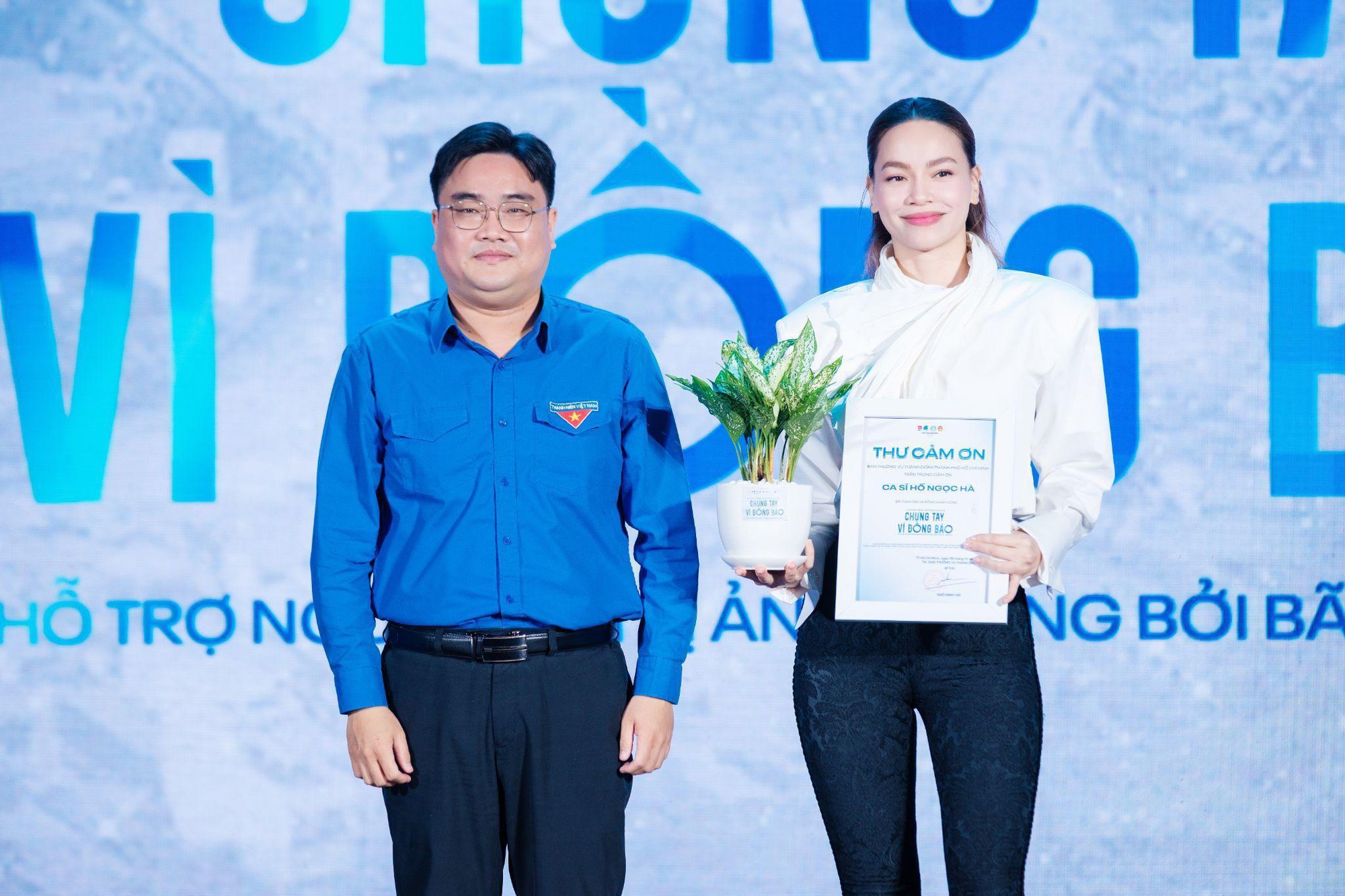 “Chung tay vì đồng bào” quyên góp được hơn 10 tỷ đồng giúp người dân vùng bão lũ- Ảnh 3.