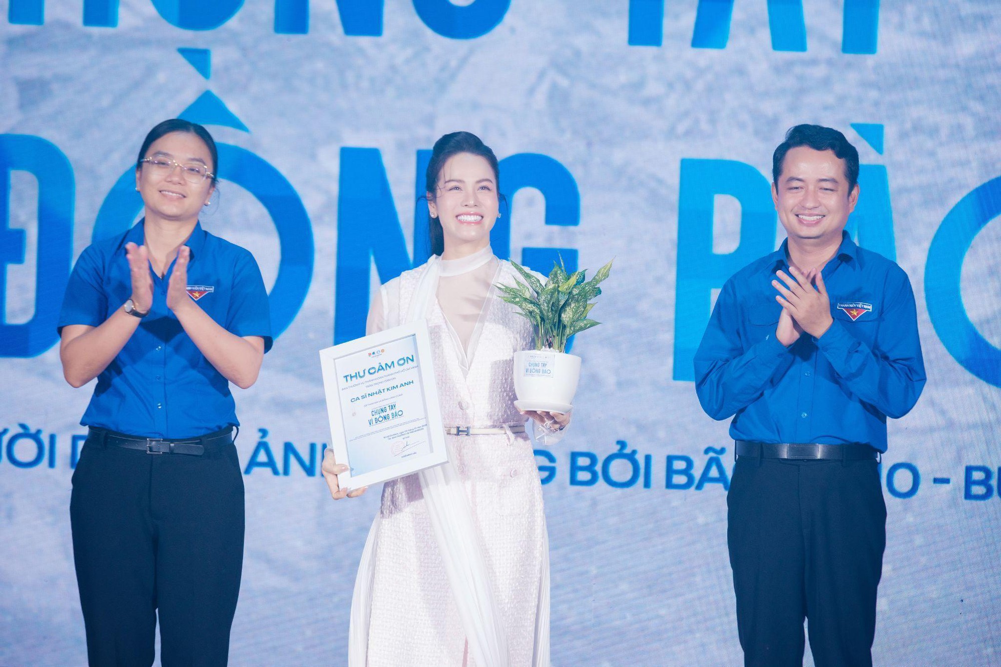 “Chung tay vì đồng bào” quyên góp được hơn 10 tỷ đồng giúp người dân vùng bão lũ- Ảnh 4.