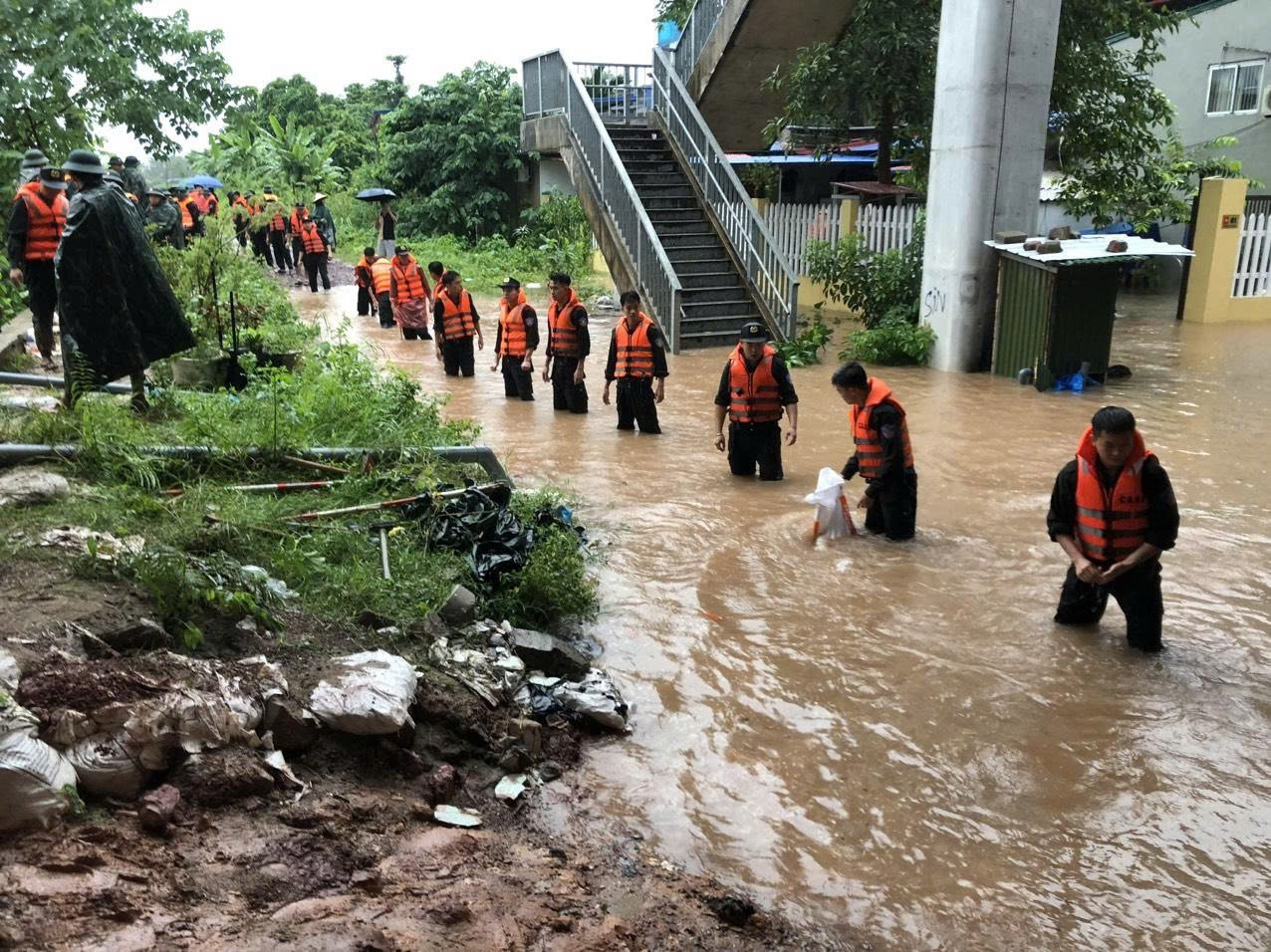 Hơn 2.000 lượt cán bộ, chiến sĩ Công an Thái Nguyên tham gia khắc phục hậu quả mưa lũ- Ảnh 3.