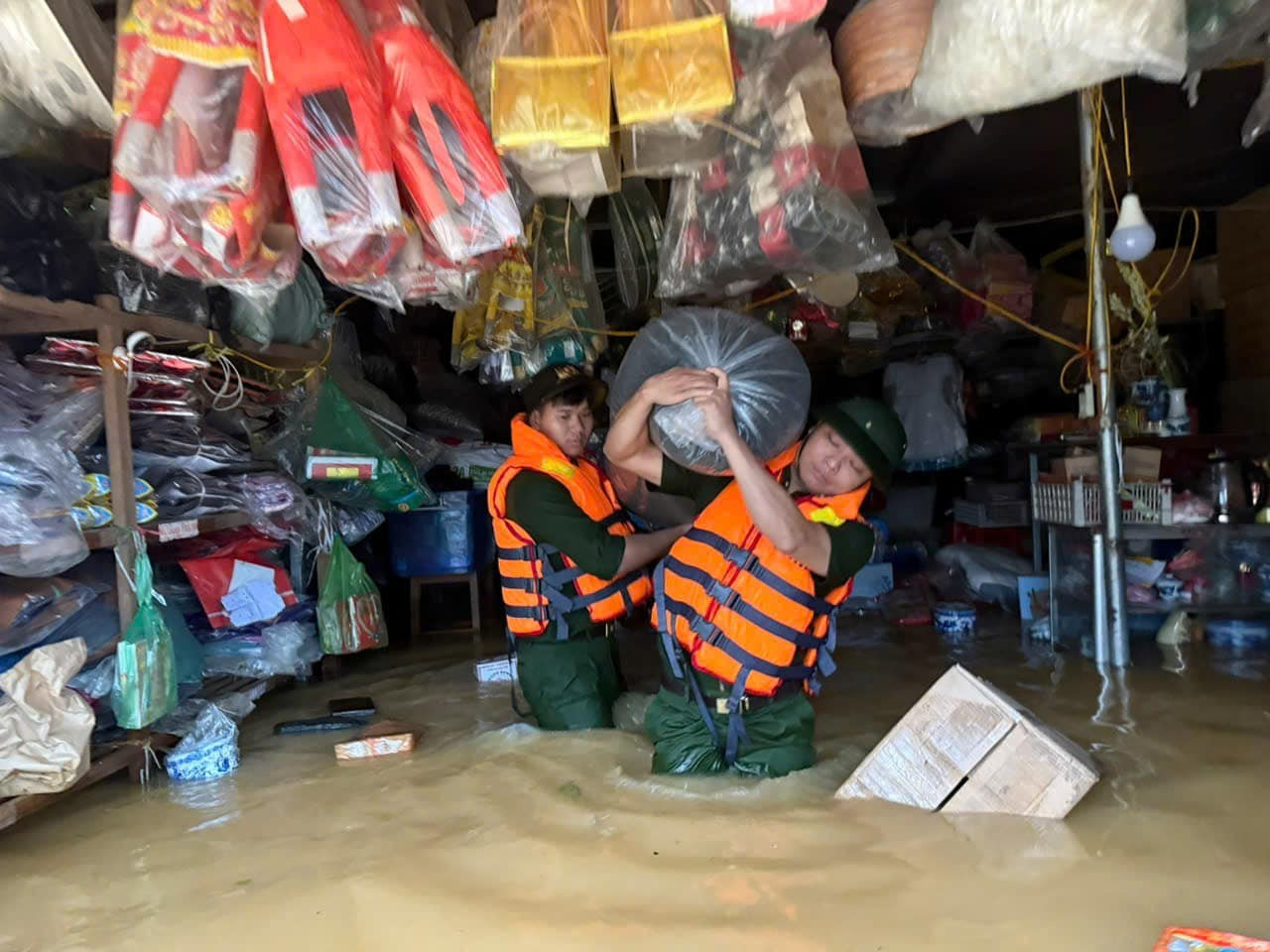 Hơn 2.000 lượt cán bộ, chiến sĩ Công an Thái Nguyên tham gia khắc phục hậu quả mưa lũ- Ảnh 5.