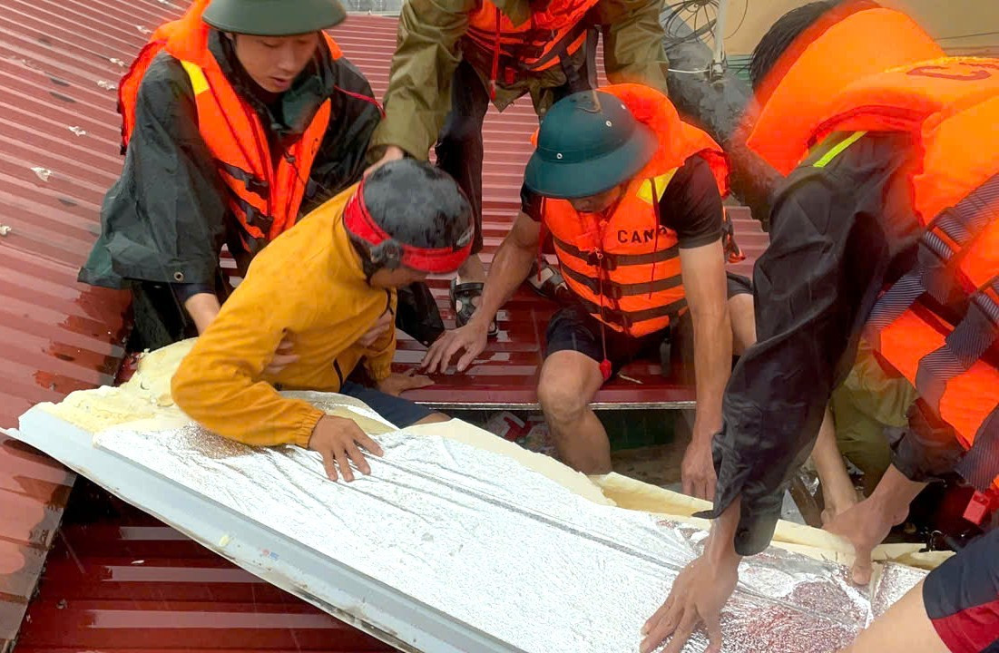 Hơn 2.000 lượt cán bộ, chiến sĩ Công an Thái Nguyên tham gia khắc phục hậu quả mưa lũ- Ảnh 7.