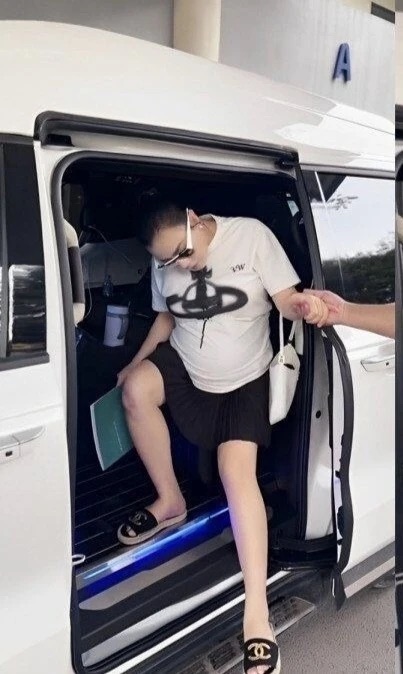 Những chiếc xe từng xuất hiện cùng Shark Bình trên MXH: Từ xe thể thao đến siêu sang, có cả MPV độ nội thất kiểu "Chủ tịch"- Ảnh 5.