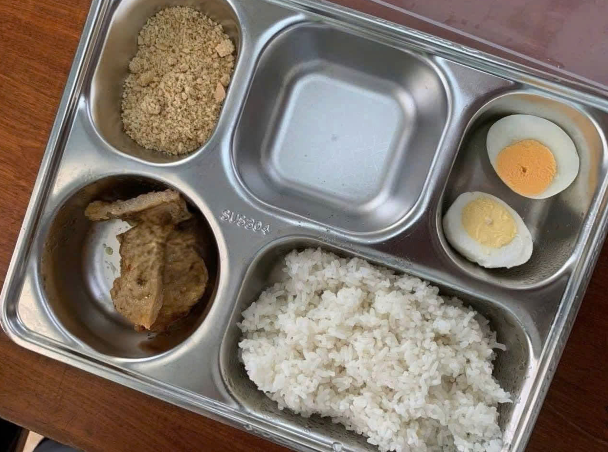 Suất ăn bán trú 25.000 đồng gồm 1 quả trứng, 3 miếng chả nhỏ: Hiệu trưởng nói gì?- Ảnh 2.