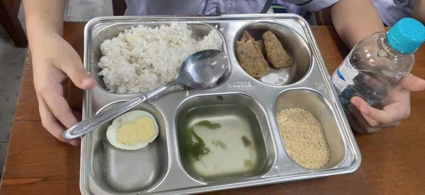 Suất ăn bán trú 25.000 đồng gồm 1 quả trứng, 3 miếng chả nhỏ: Hiệu trưởng nói gì?- Ảnh 1.