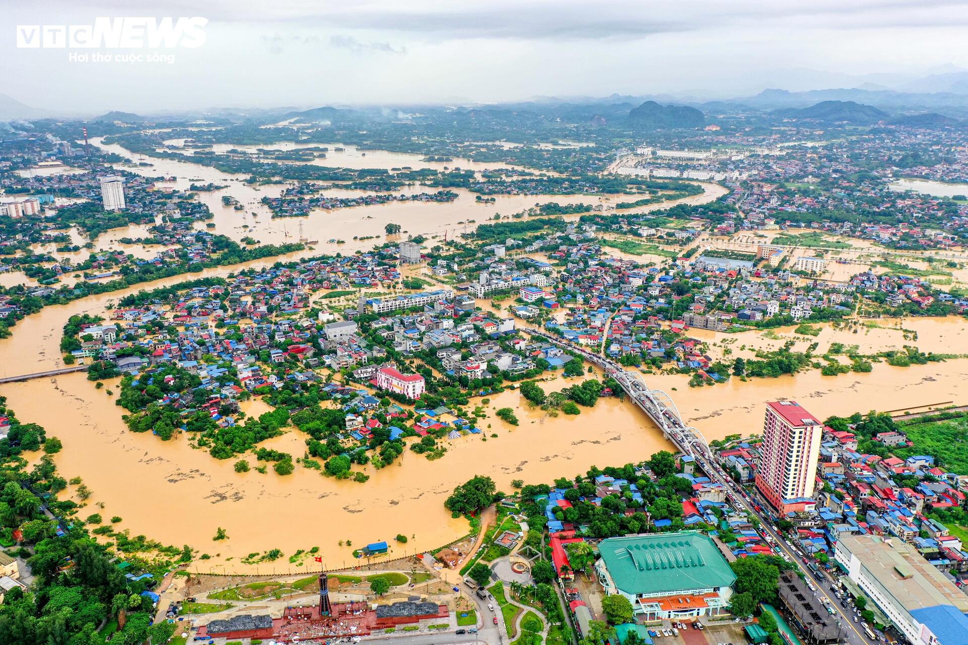 Phố trung tâm Thái Nguyên chìm trong biển nước, có nơi ngập gần nóc nhà- Ảnh 2.