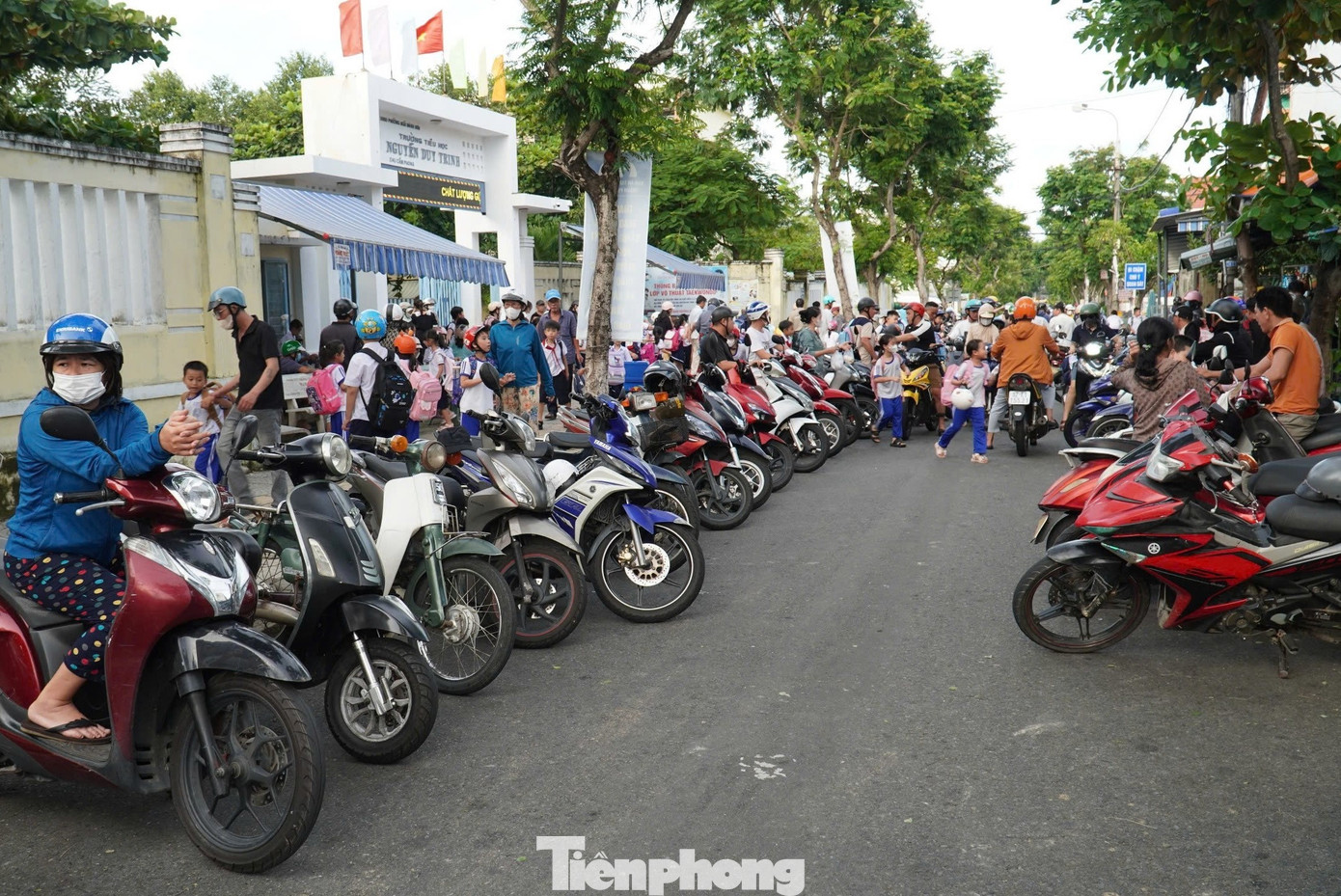 Phụ huynh xếp xe thẳng như căng chỉ trước trường học Đà Nẵng- Ảnh 16.