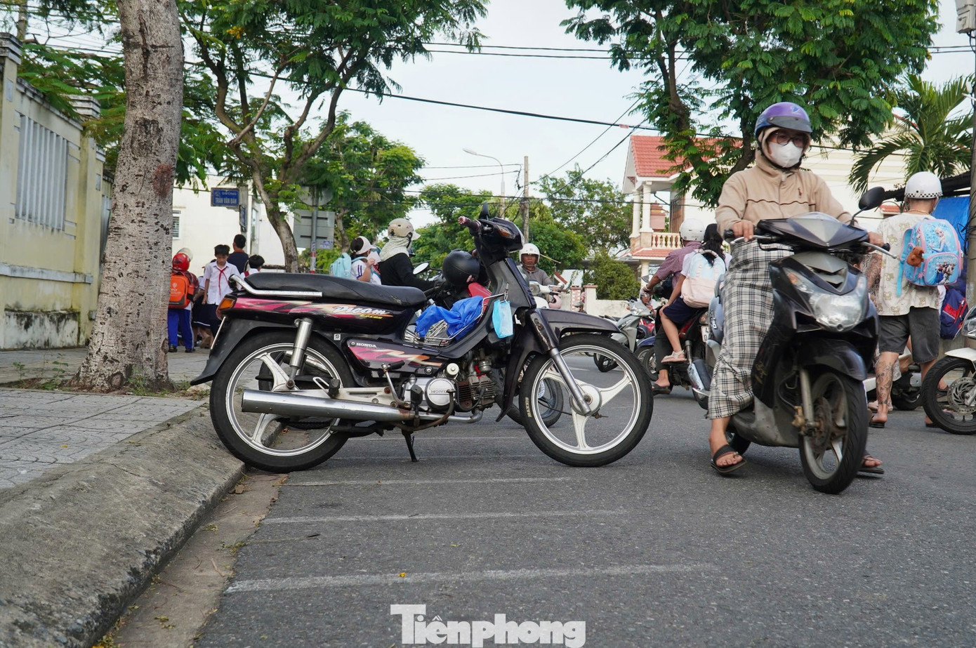 Phụ huynh xếp xe thẳng như căng chỉ trước trường học Đà Nẵng- Ảnh 9.