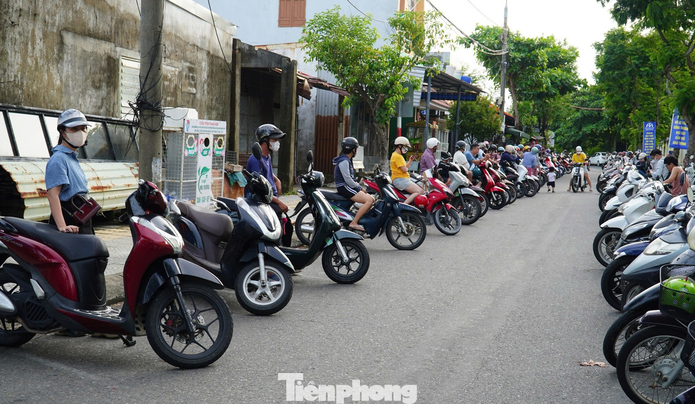 Phụ huynh xếp xe thẳng như căng chỉ trước trường học Đà Nẵng- Ảnh 2.