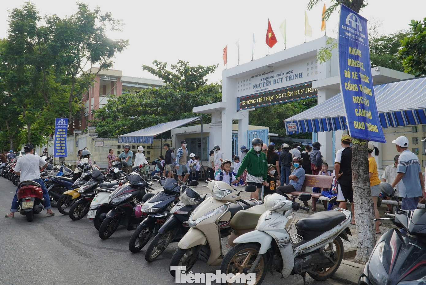 Phụ huynh xếp xe thẳng như căng chỉ trước trường học Đà Nẵng- Ảnh 15.